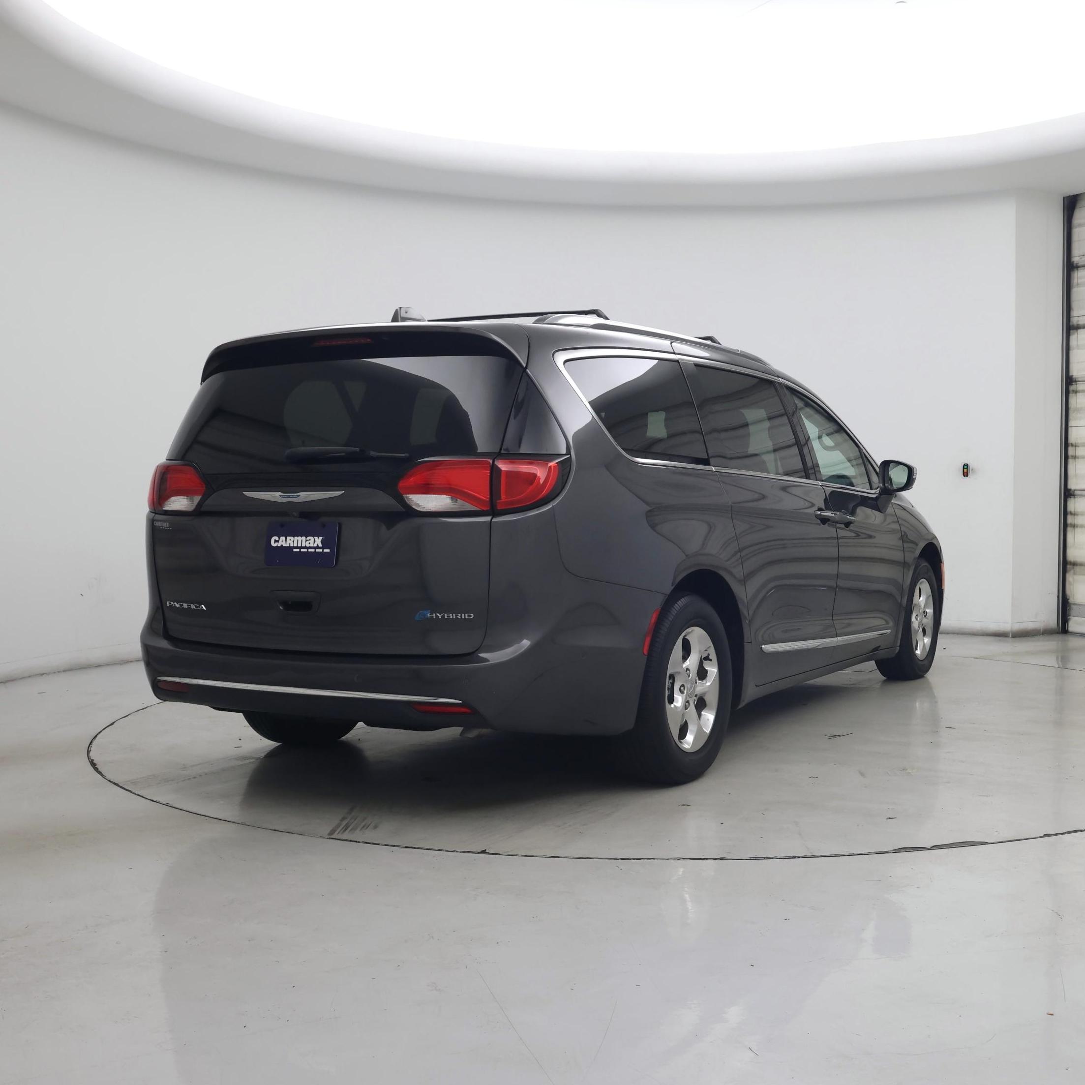 Thumbnail: 2018 Chrysler Pacifica - 8