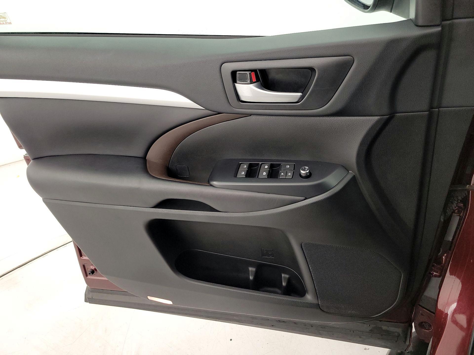 Thumbnail: 2018 Toyota Highlander - 12