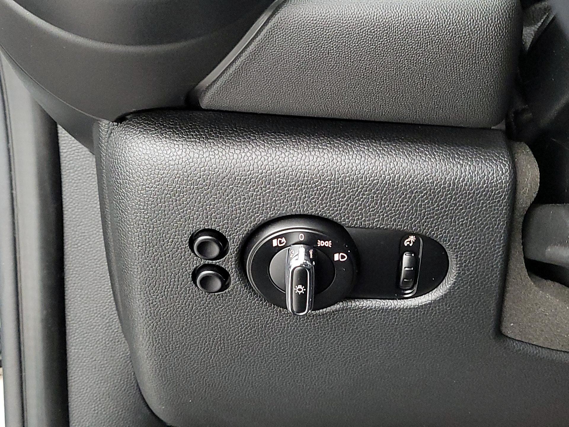 Thumbnail: 2015 MINI Cooper Hardtop - 13