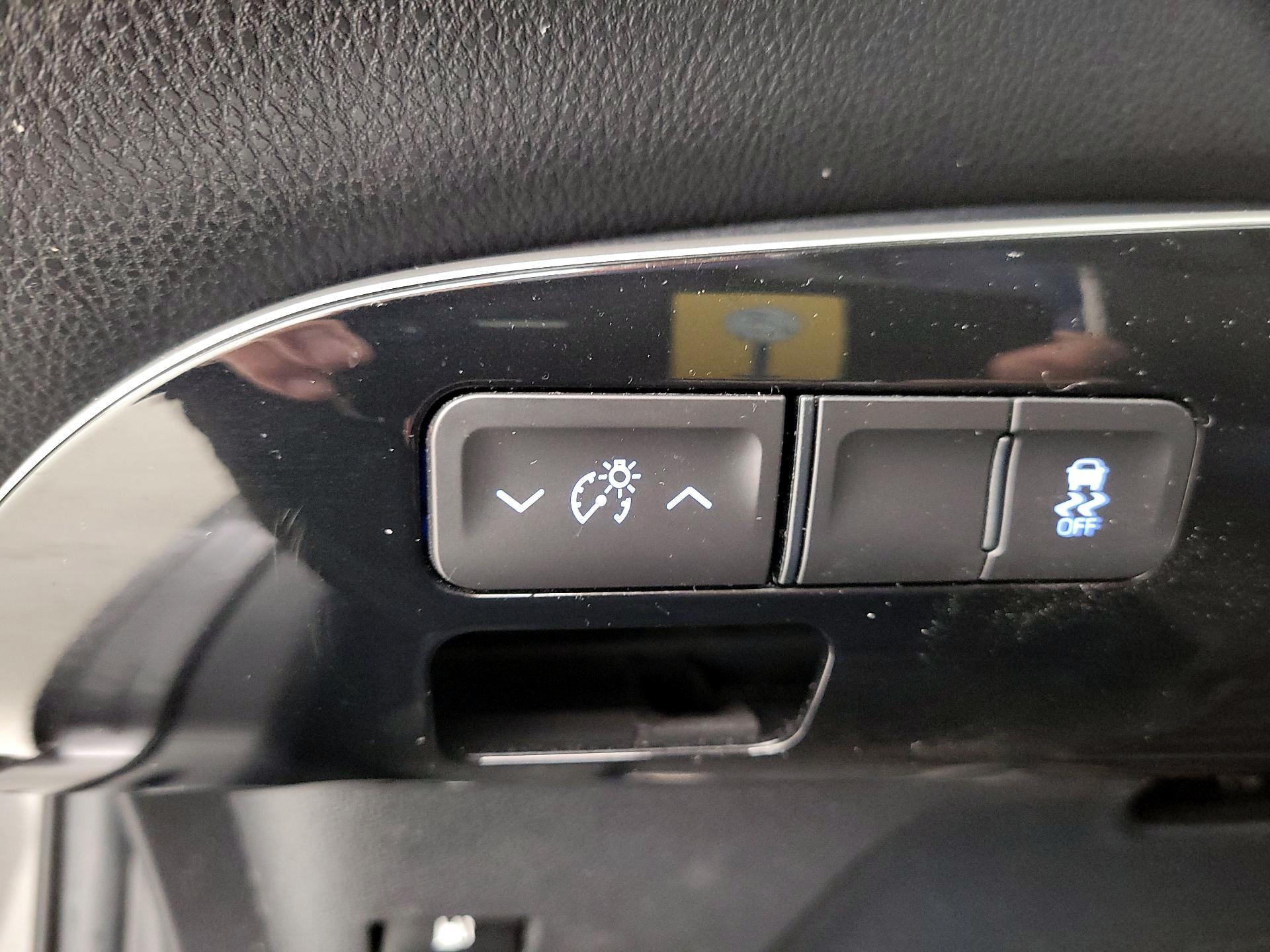 Thumbnail: 2016 Toyota Prius - 13