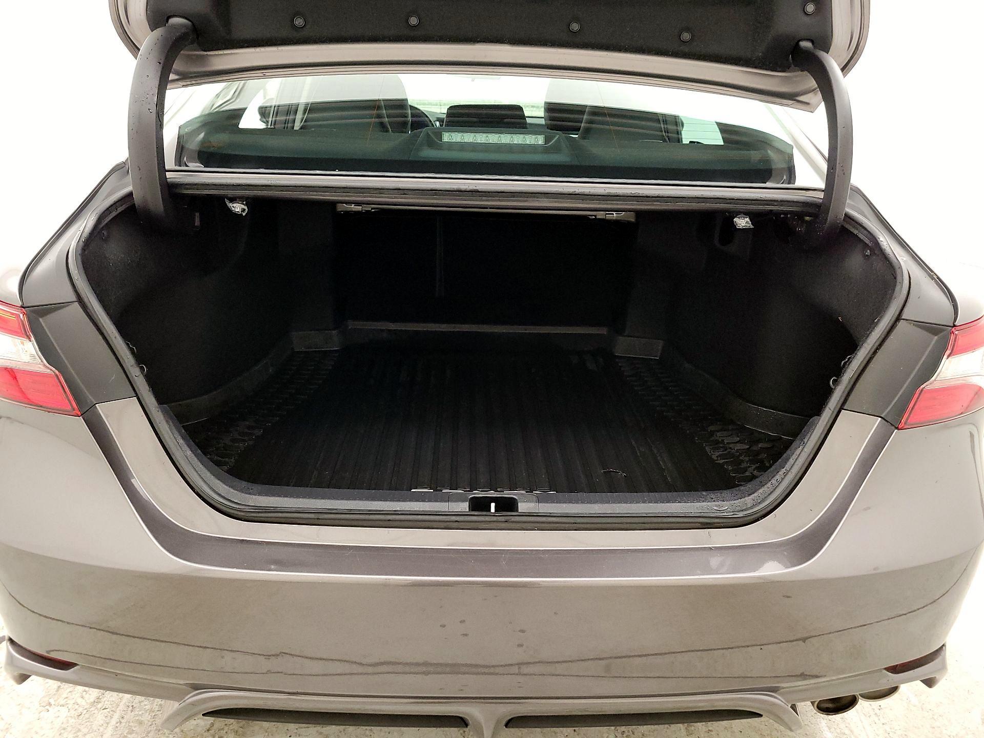 Thumbnail: 2018 Toyota Camry - 18