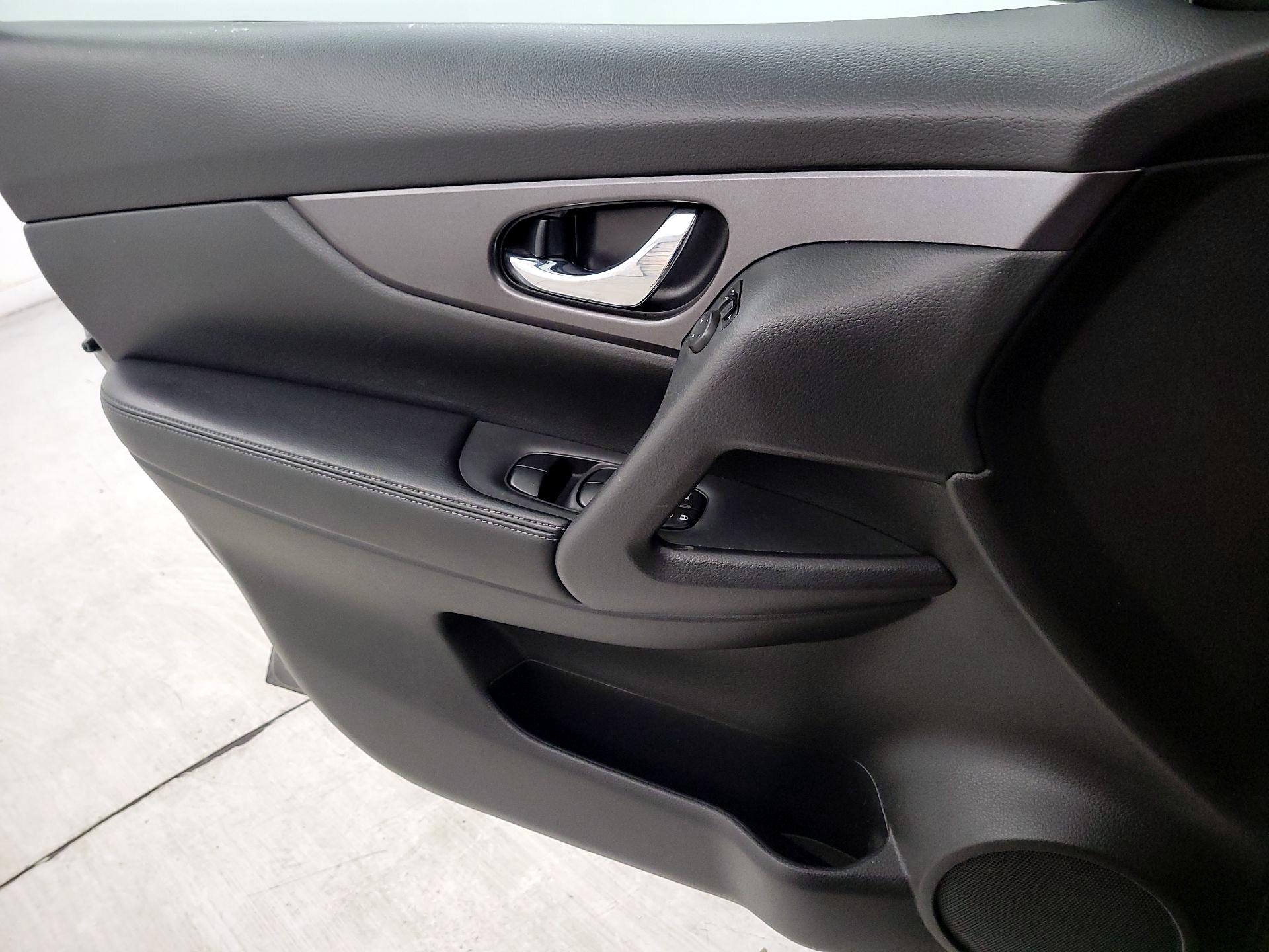 Thumbnail: 2016 Nissan Rogue - 12