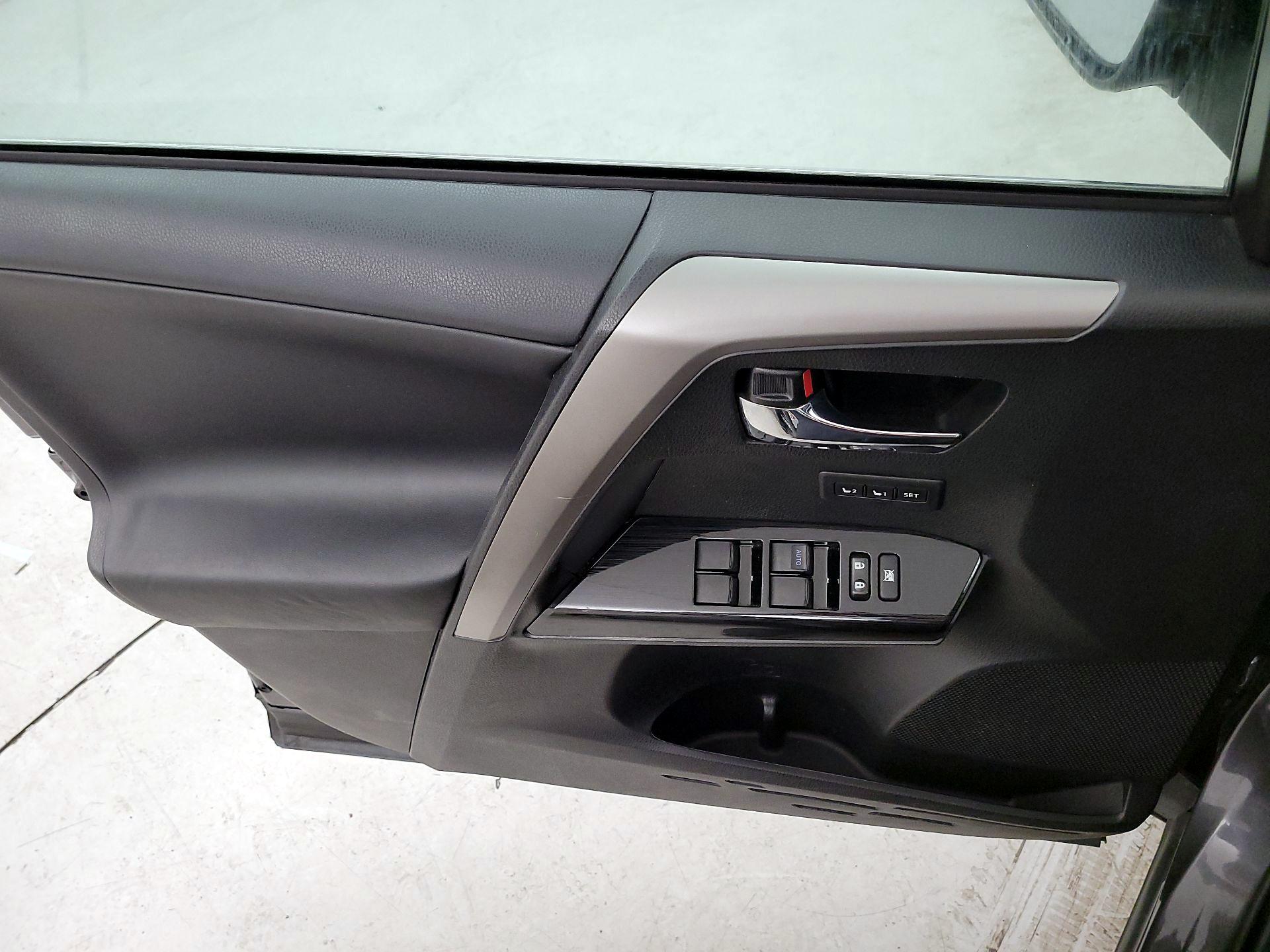 Thumbnail: 2016 Toyota RAV4 - 12