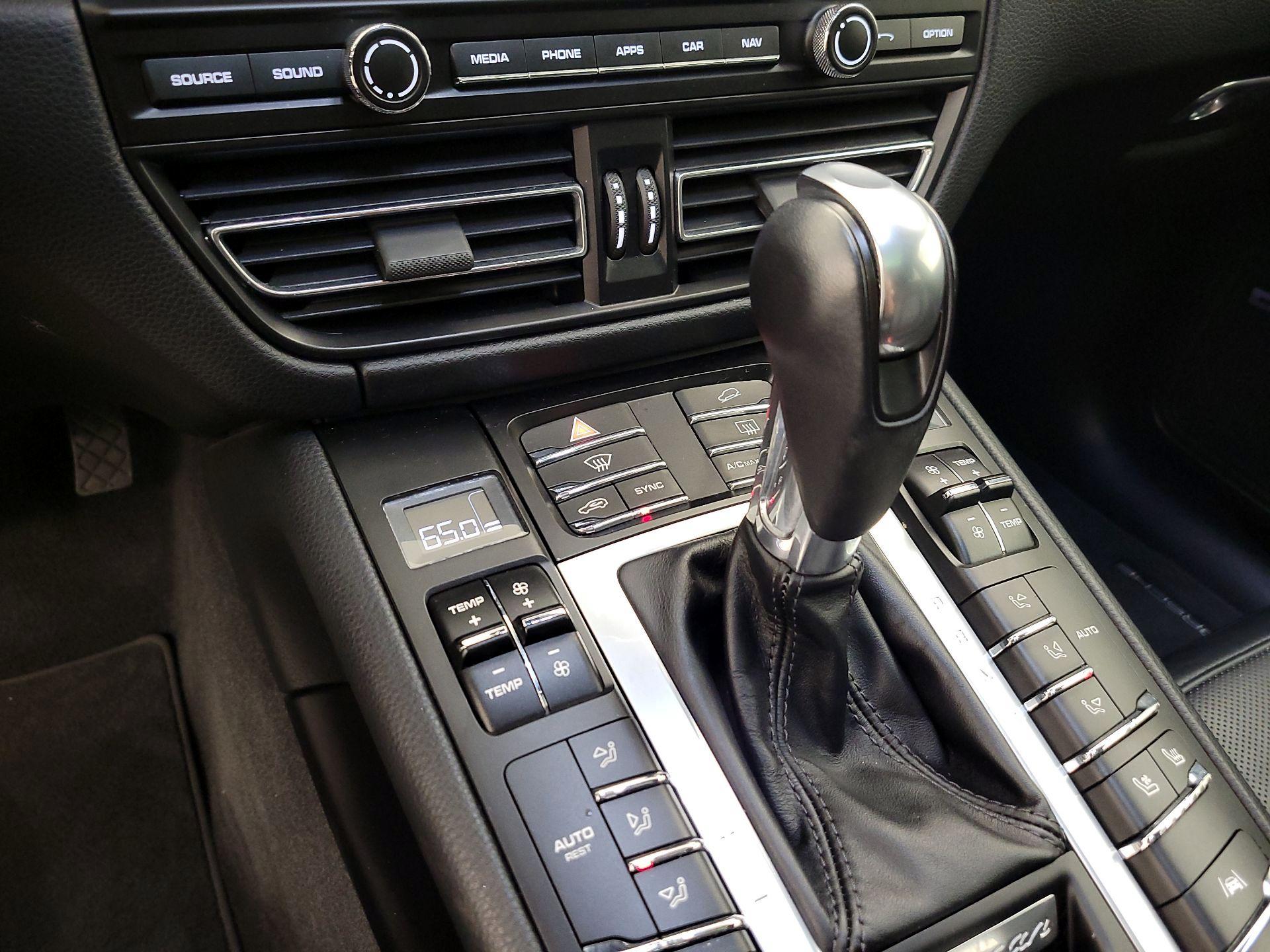 Thumbnail: 2021 Porsche Macan - 15