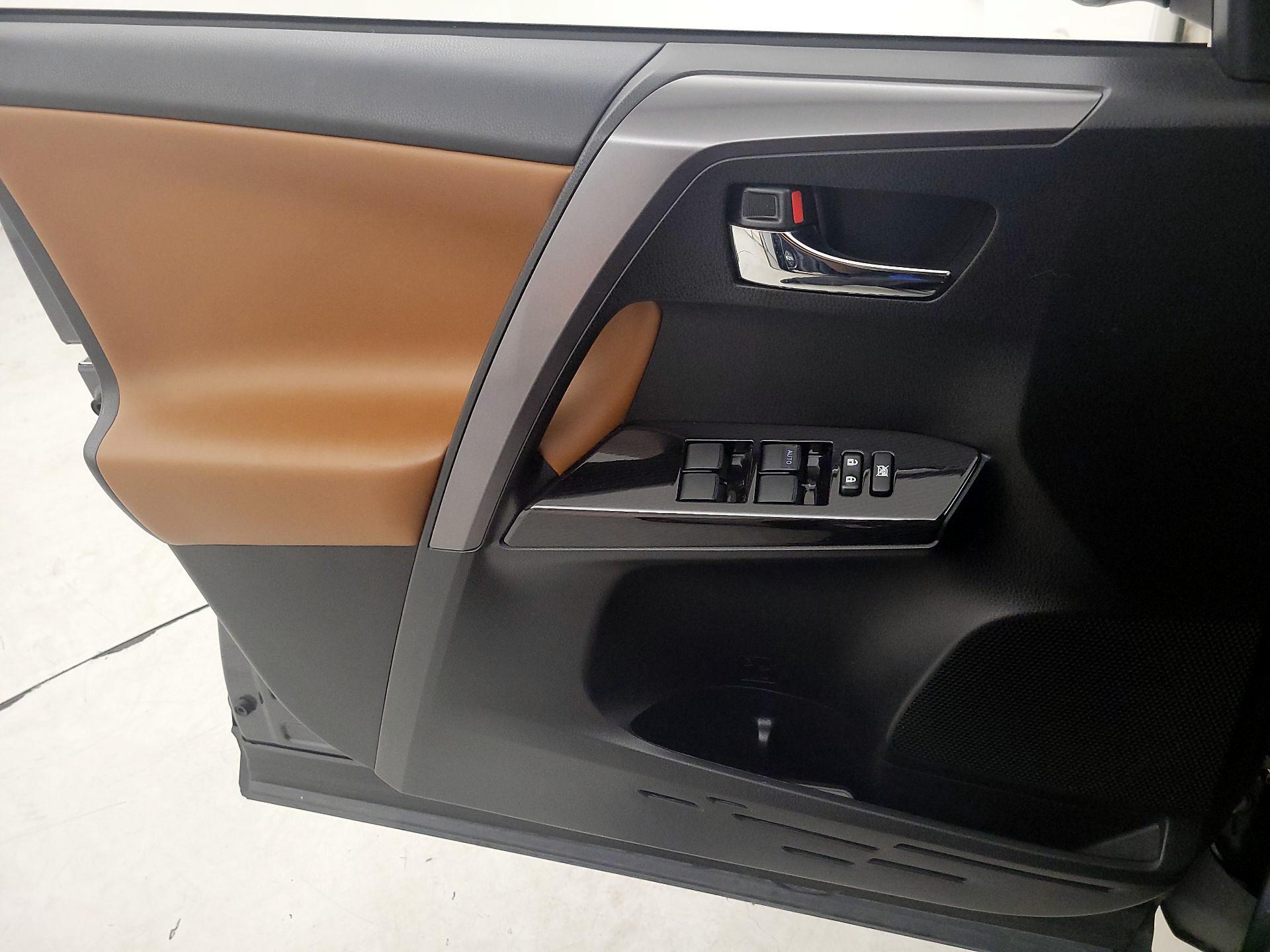 Thumbnail: 2018 Toyota RAV4 - 12