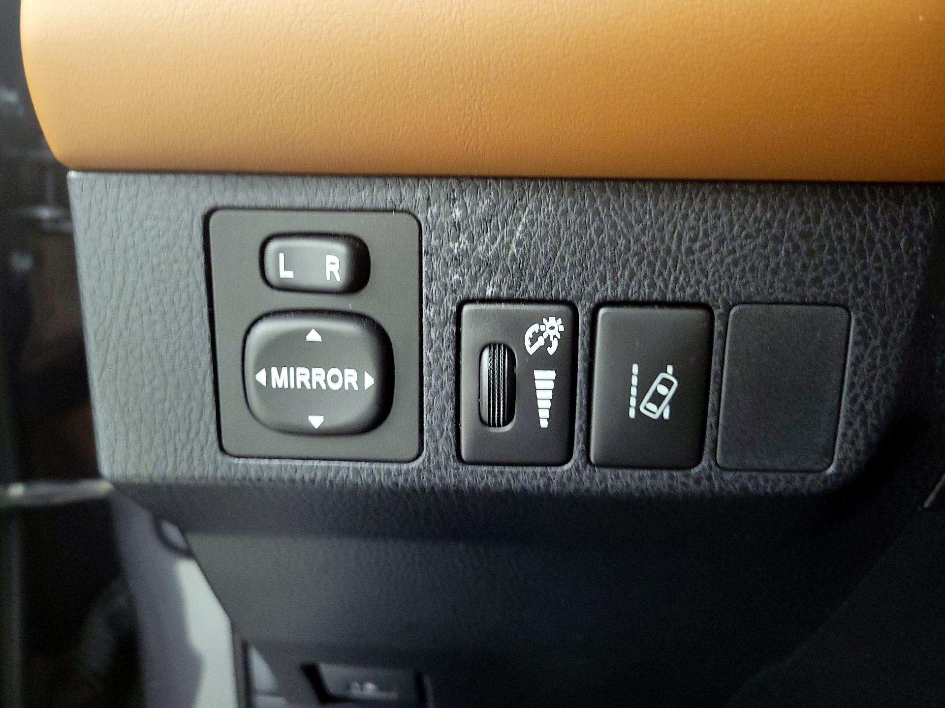 Thumbnail: 2018 Toyota RAV4 - 13