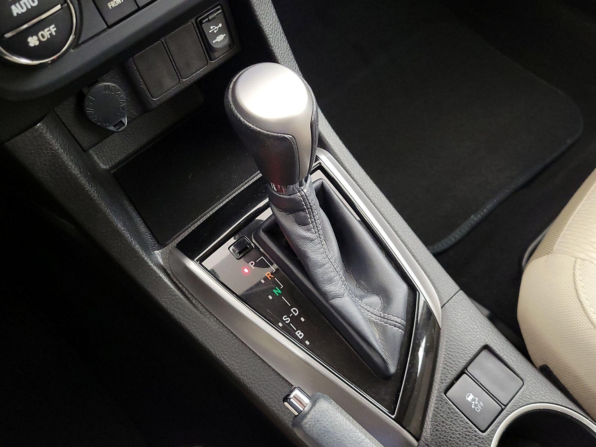 Thumbnail: 2015 Toyota Corolla - 17