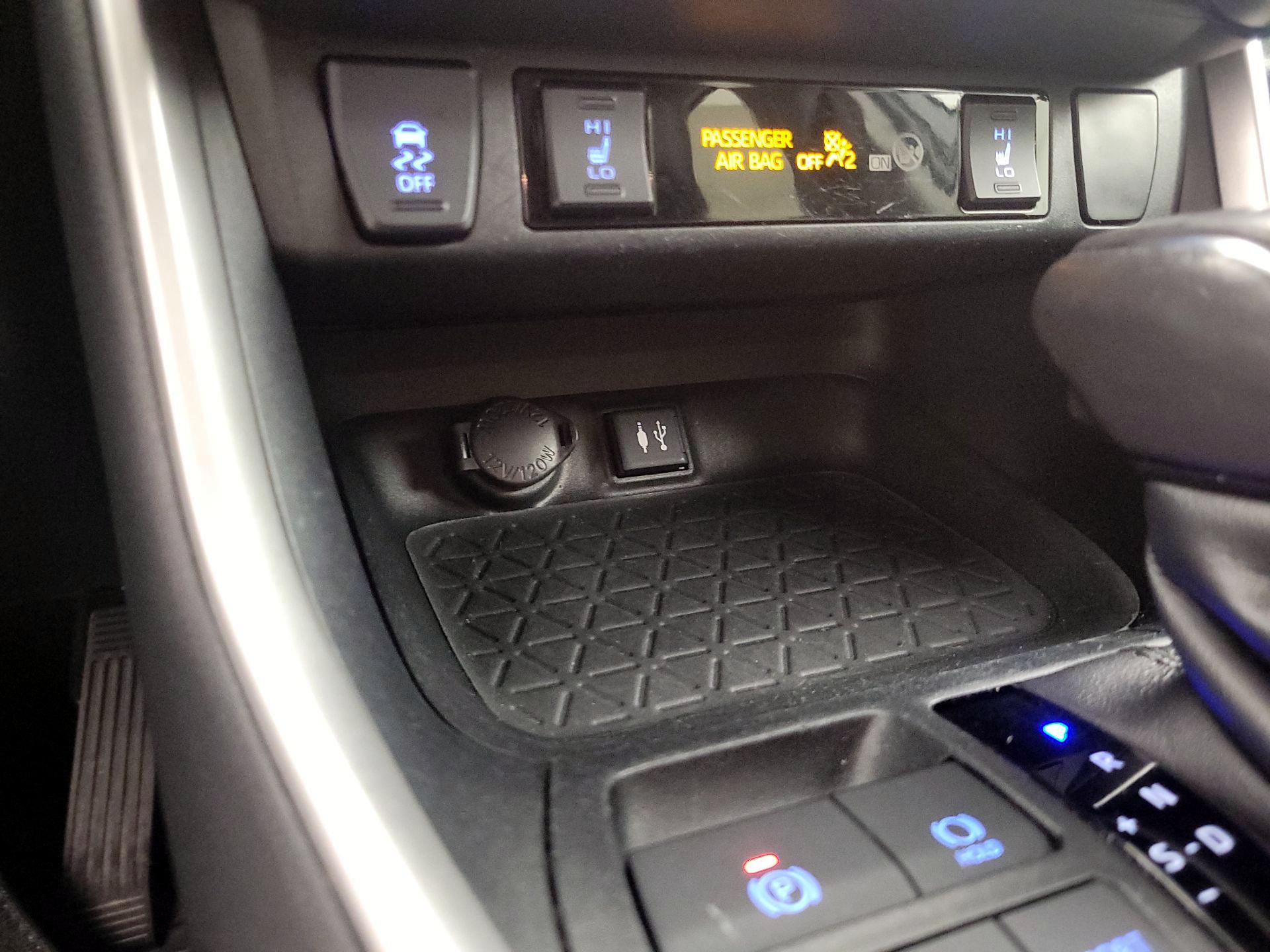 Thumbnail: 2019 Toyota RAV4 - 18