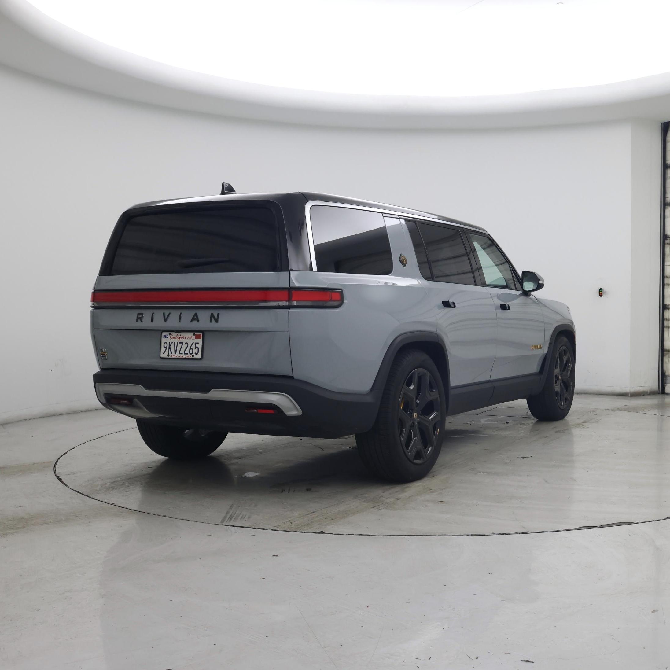 Thumbnail: 2023 Rivian R1S - 8