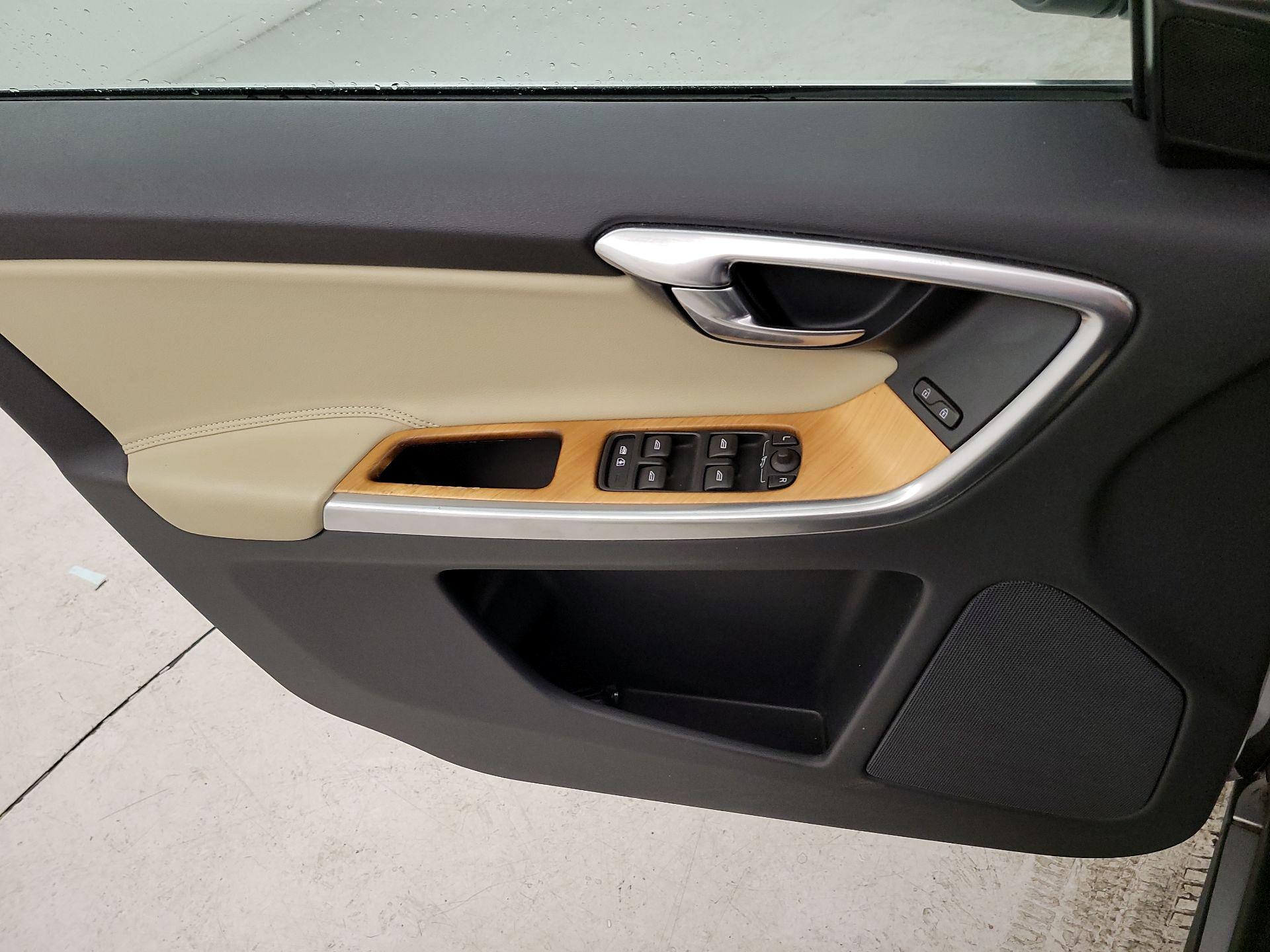 Thumbnail: 2017 Volvo XC60 - 12