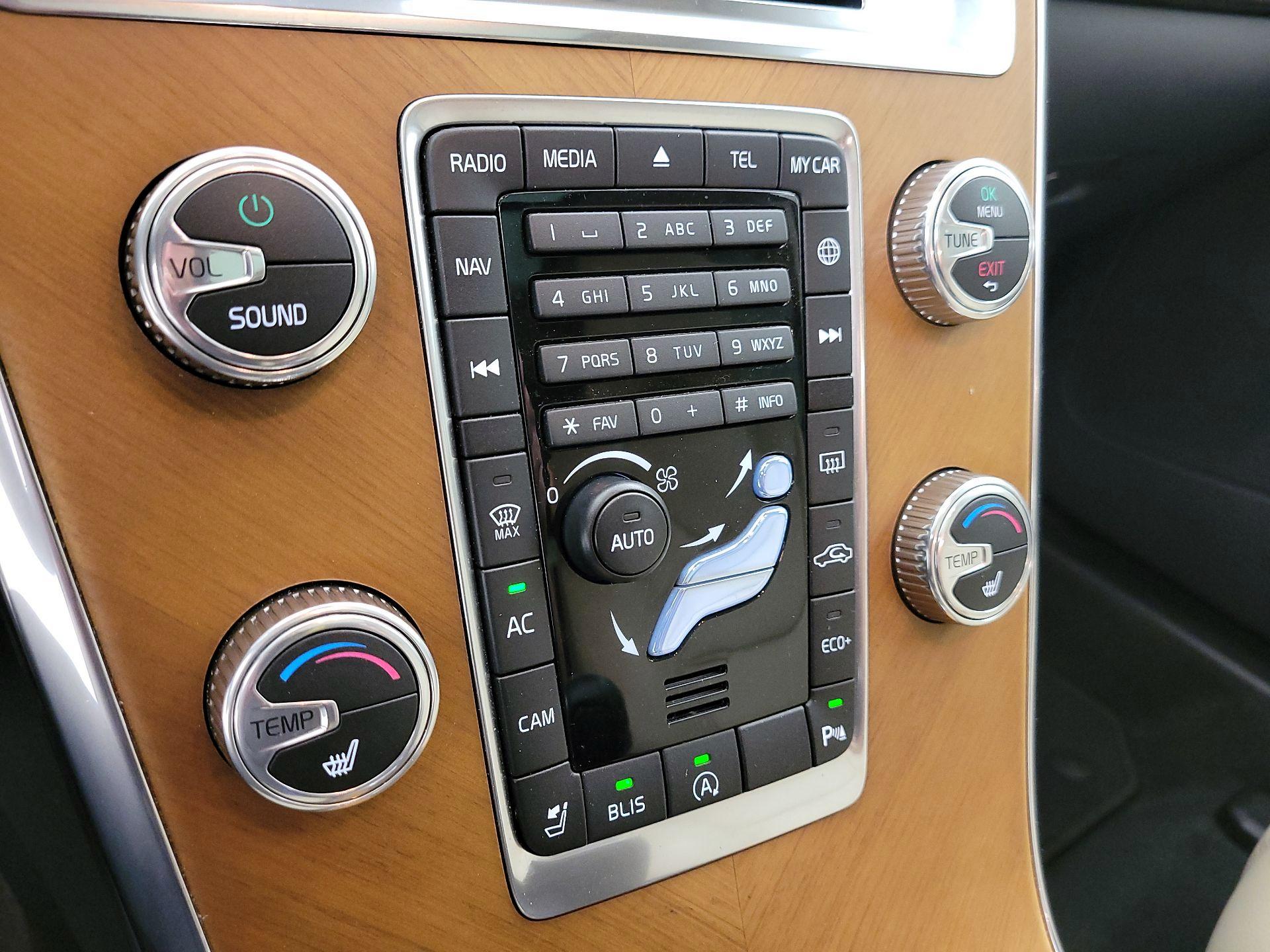 Thumbnail: 2017 Volvo XC60 - 17