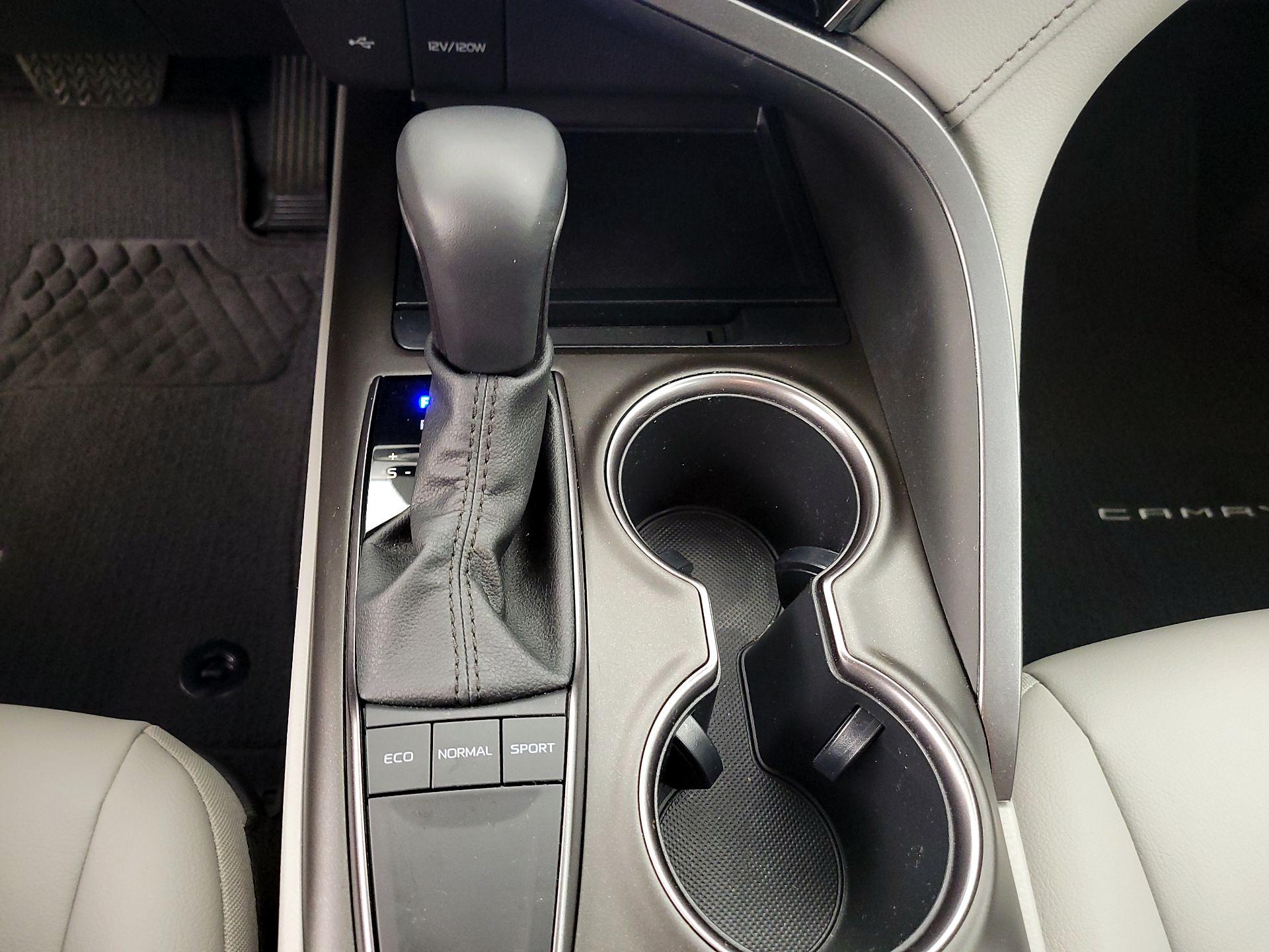 Thumbnail: 2022 Toyota Camry - 16