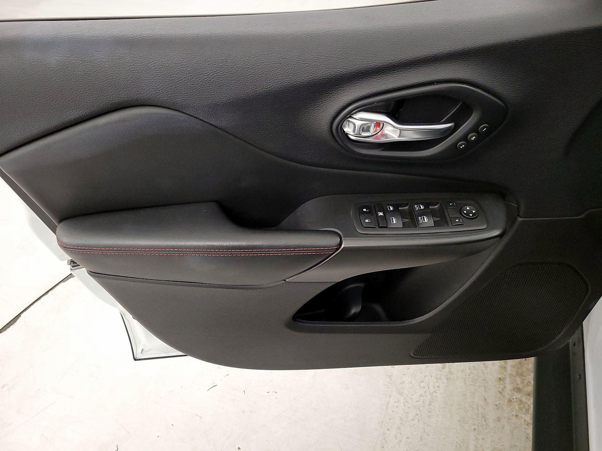 Thumbnail: 2021 Jeep Cherokee - 12