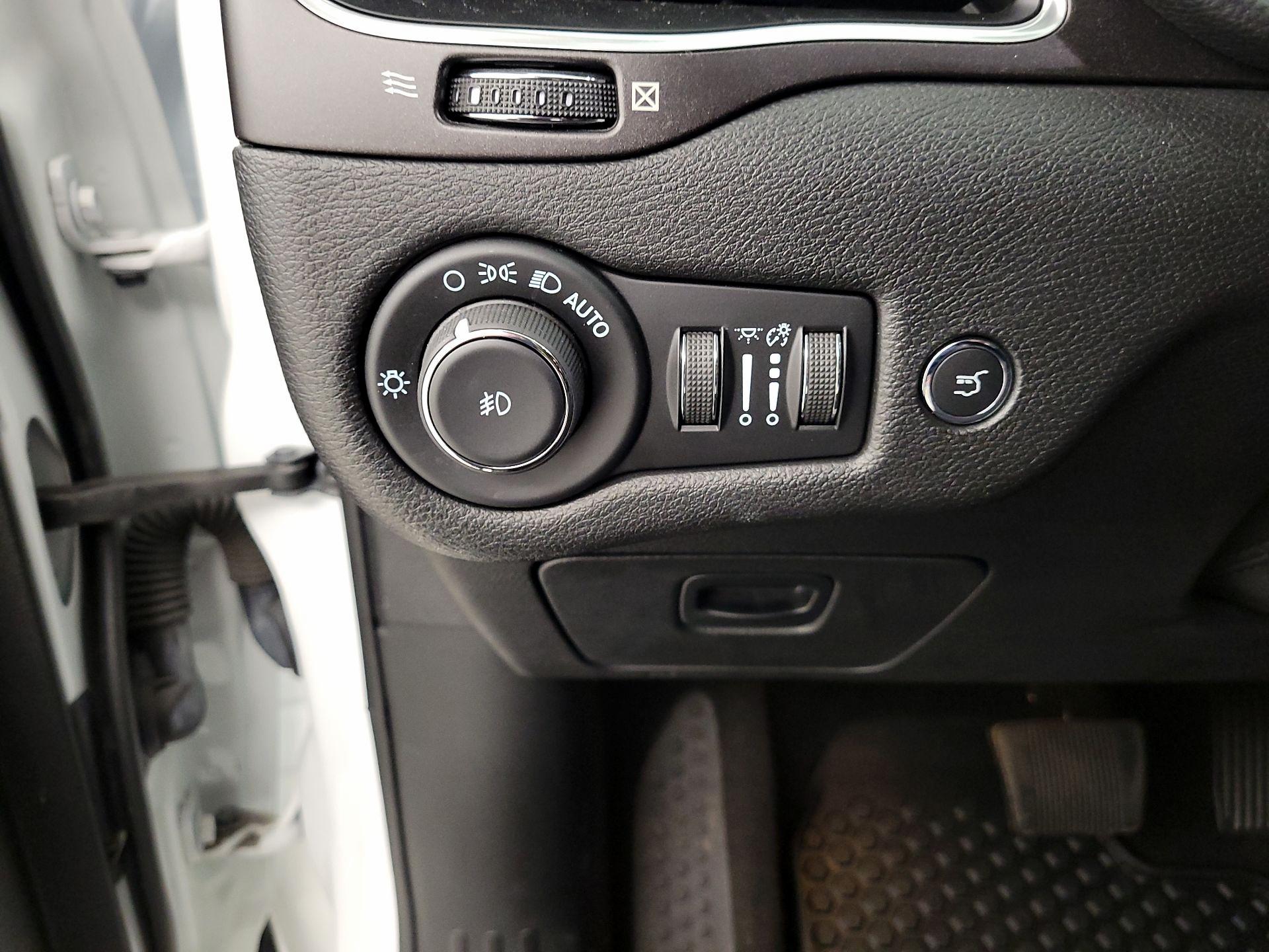 Thumbnail: 2021 Jeep Cherokee - 13