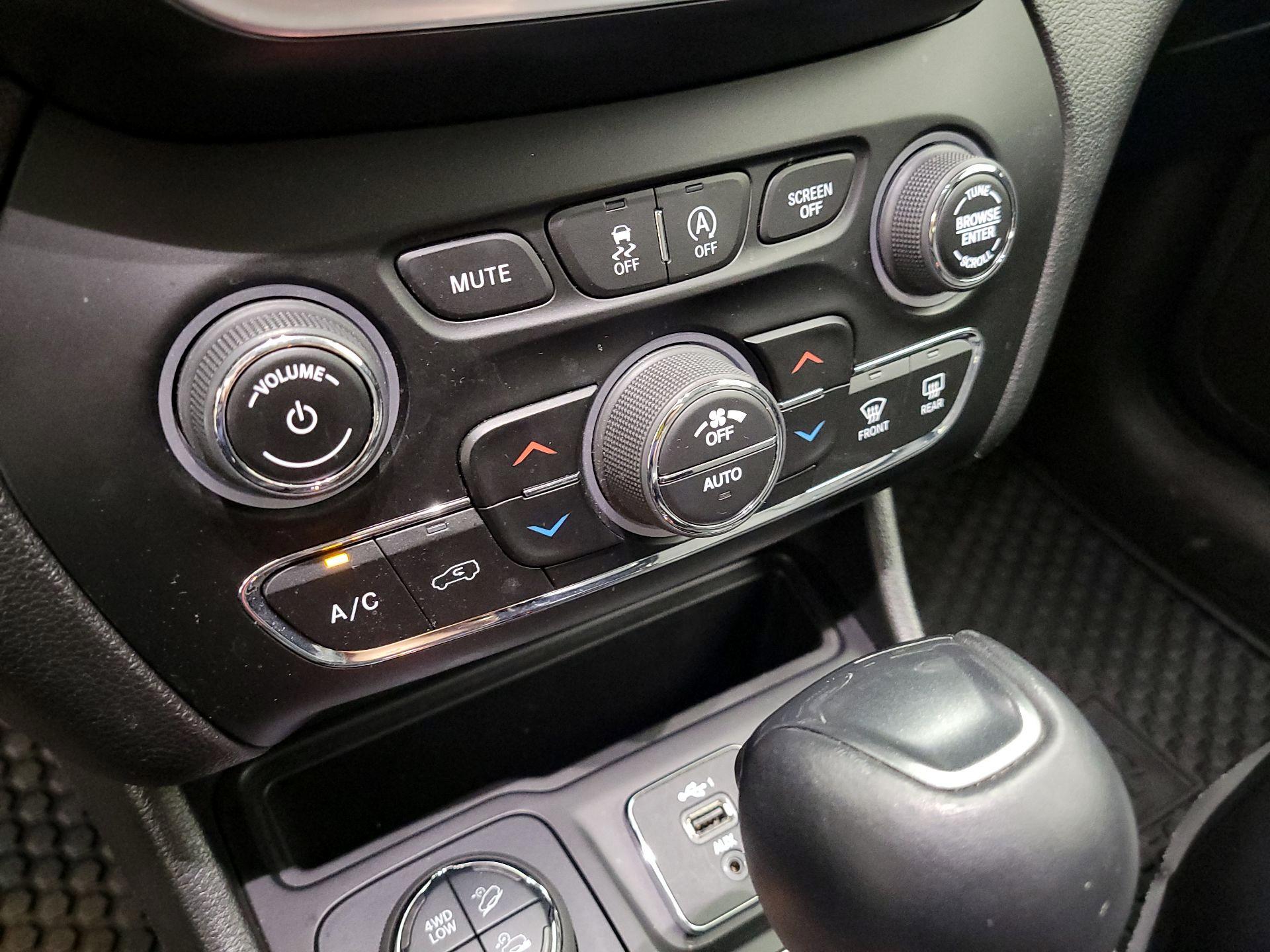 Thumbnail: 2021 Jeep Cherokee - 17