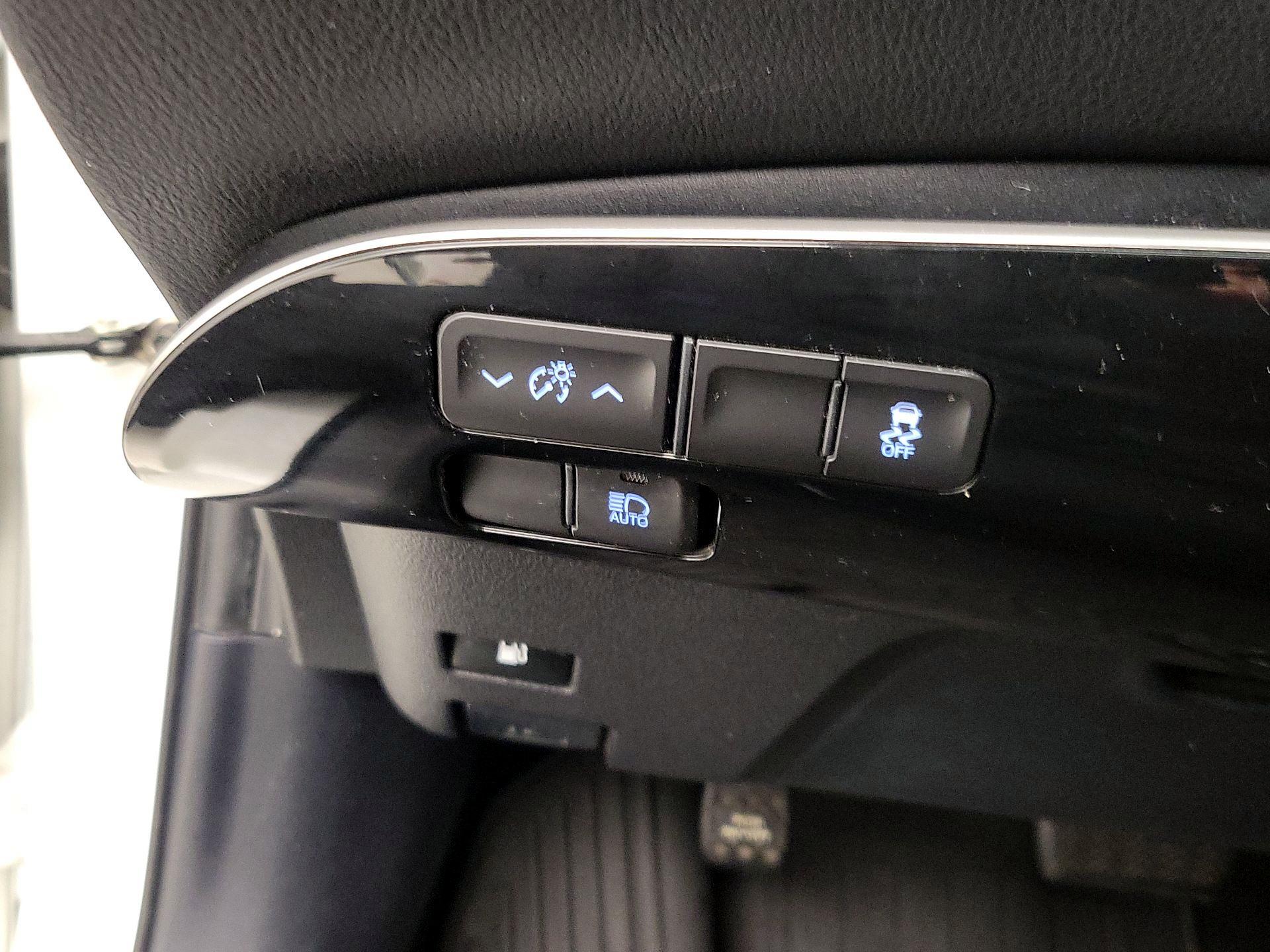 Thumbnail: 2017 Toyota Prius - 13