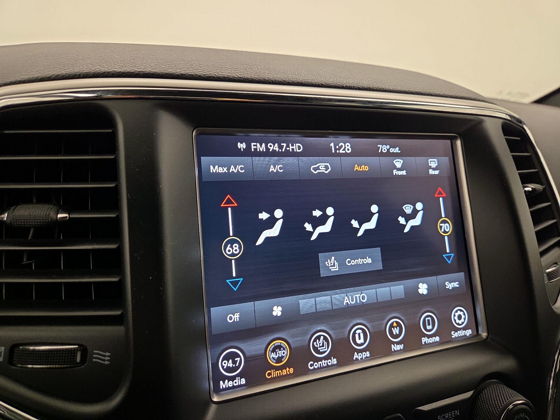 Thumbnail: 2018 Jeep Grand Cherokee - 17