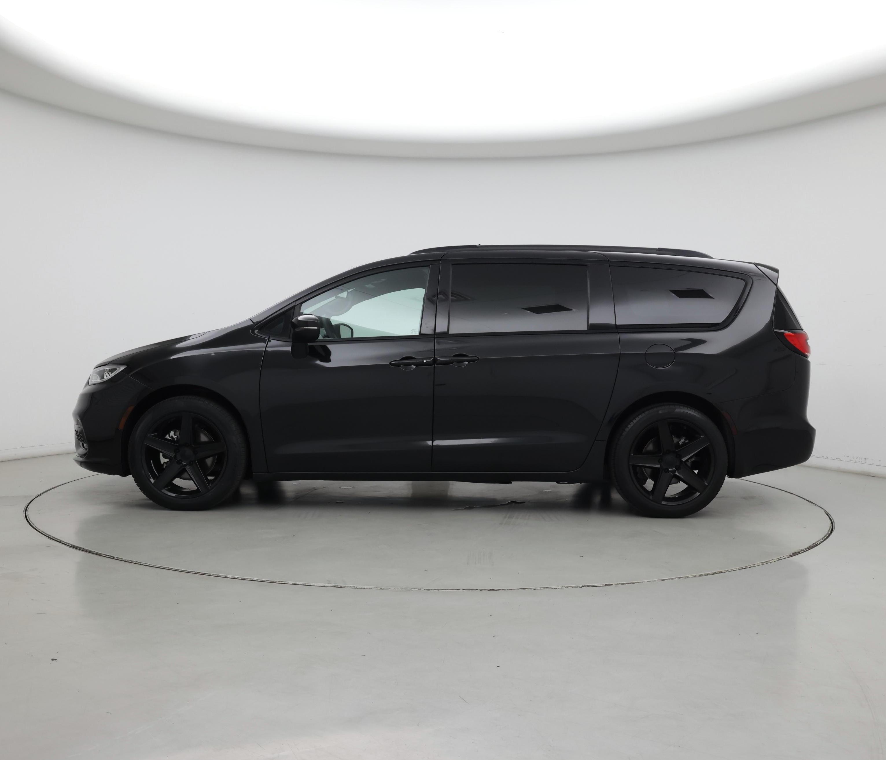 Thumbnail: 2023 Chrysler Pacifica - 3