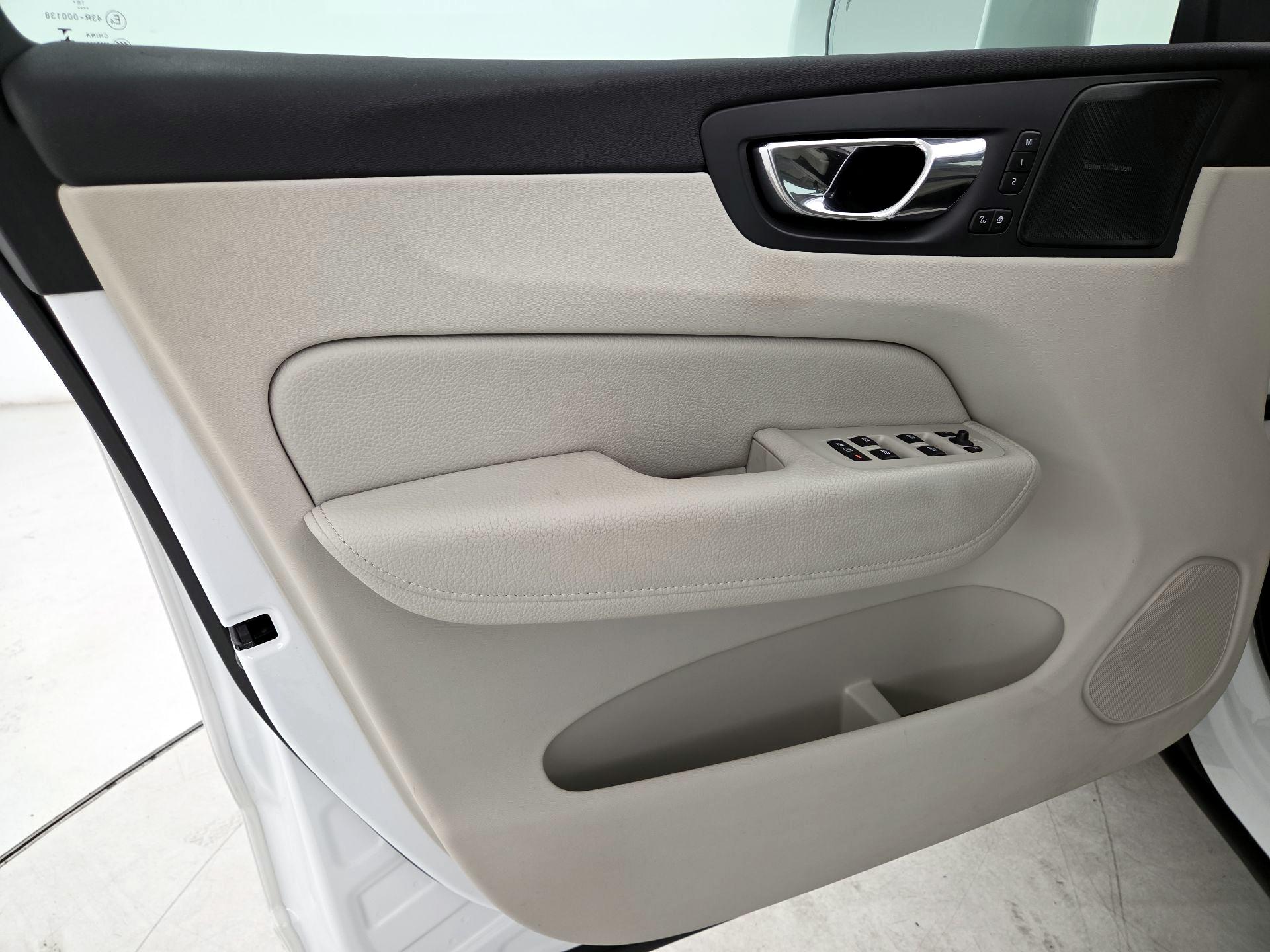 Thumbnail: 2019 Volvo XC60 - 12
