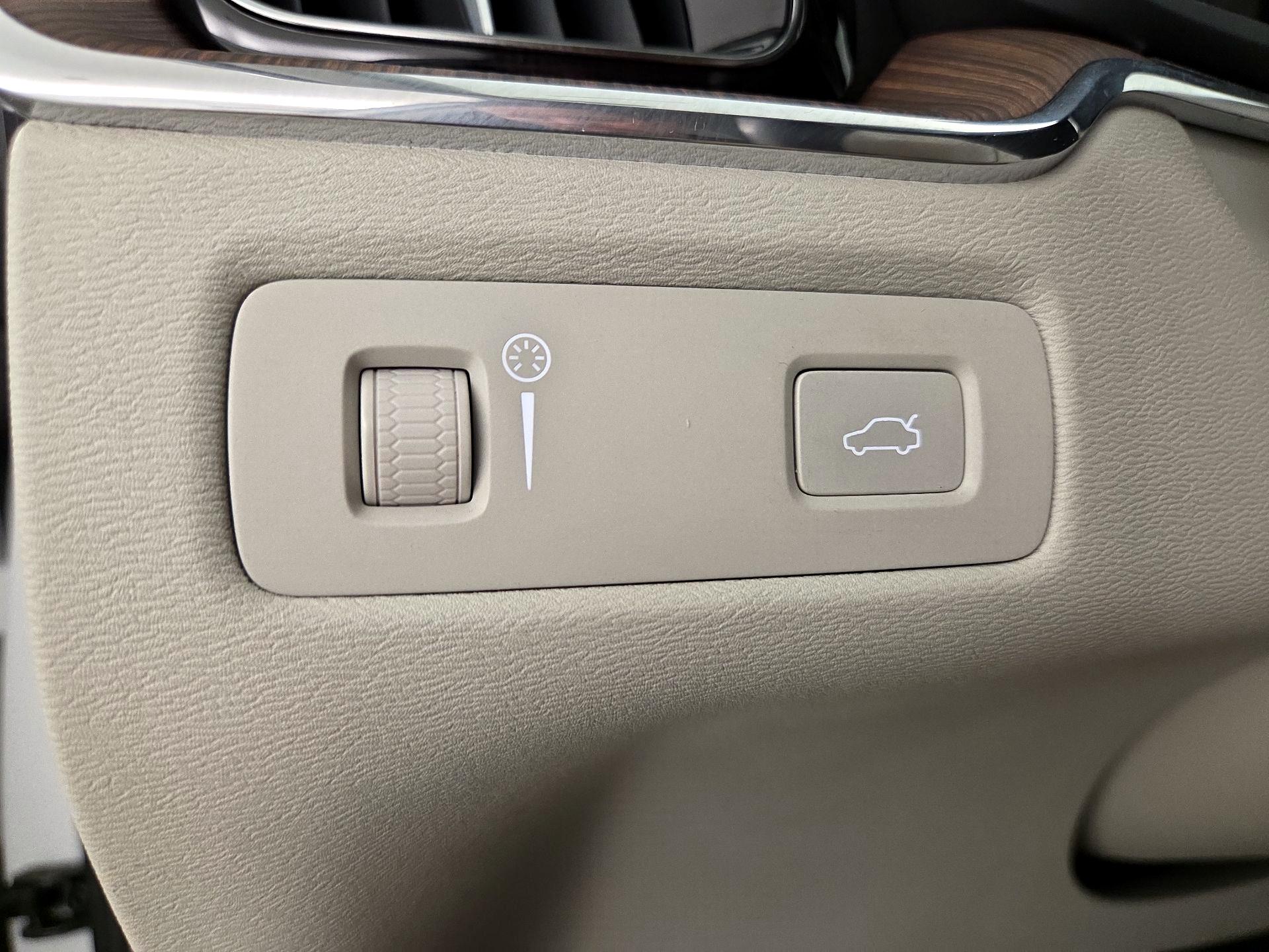 Thumbnail: 2019 Volvo XC60 - 13