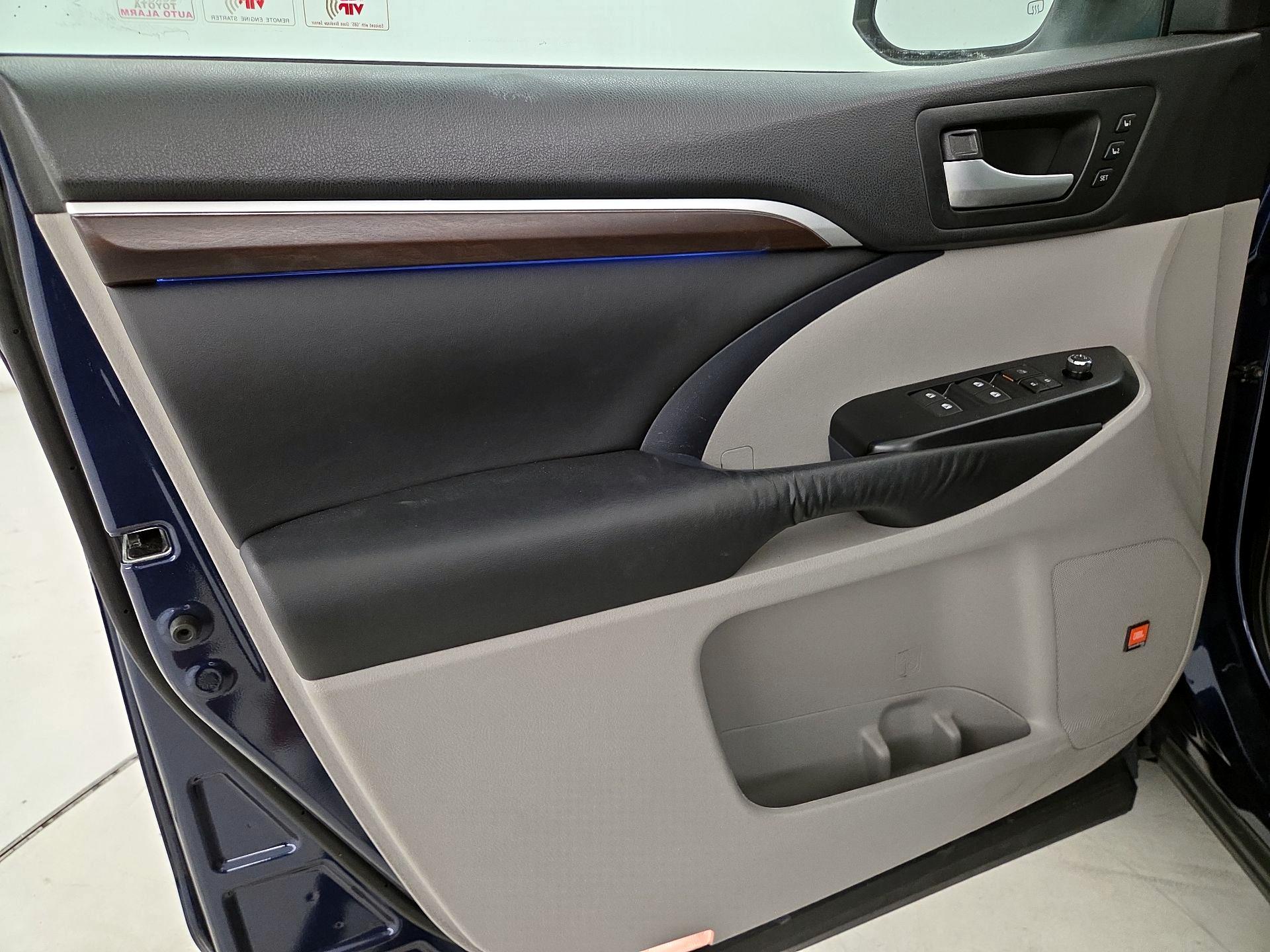 Thumbnail: 2016 Toyota Highlander - 12