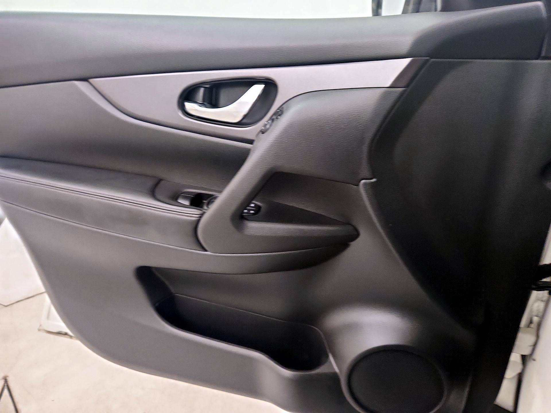 Thumbnail: 2016 Nissan Rogue - 12