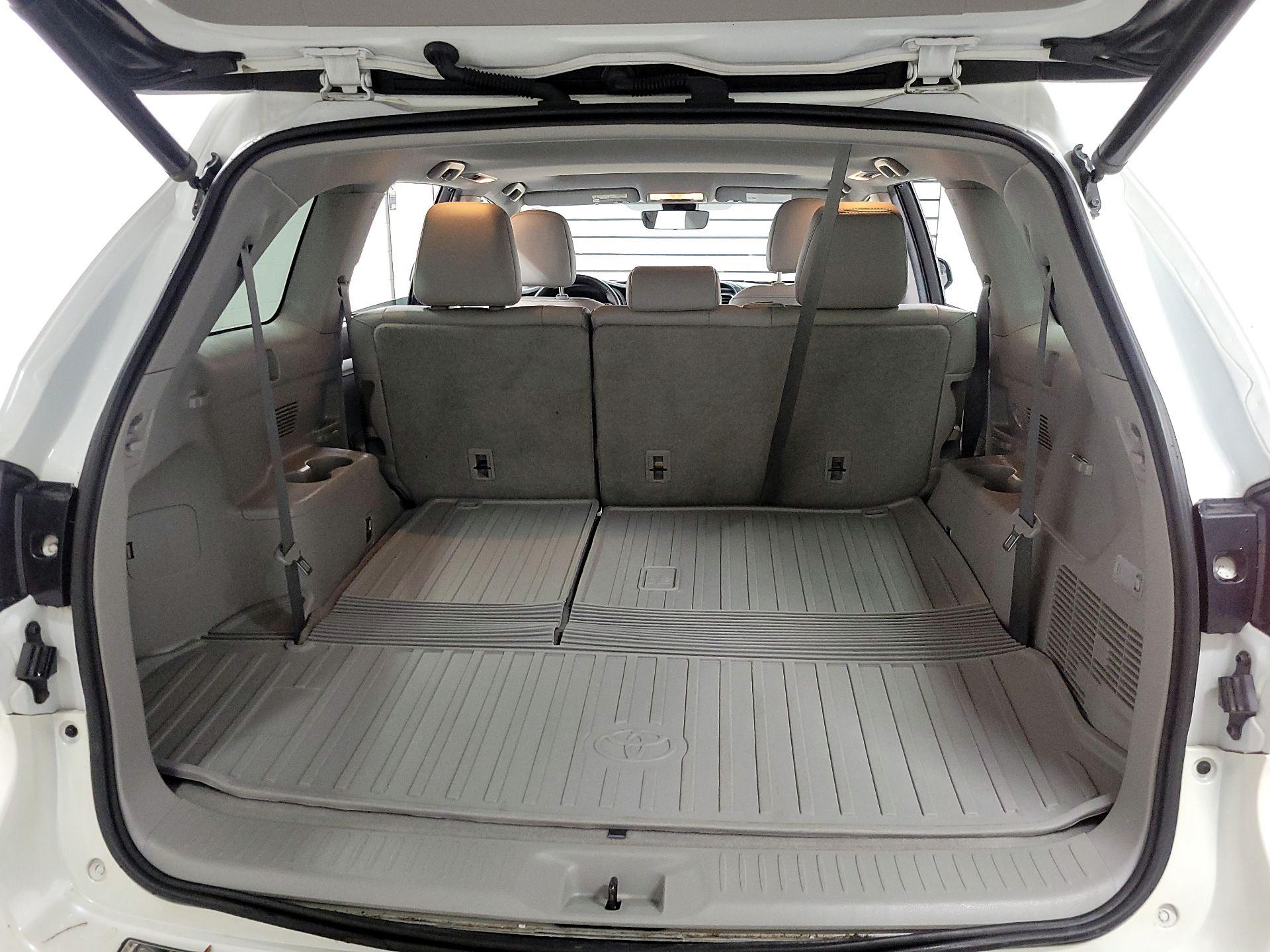 Thumbnail: 2019 Toyota Highlander - 18