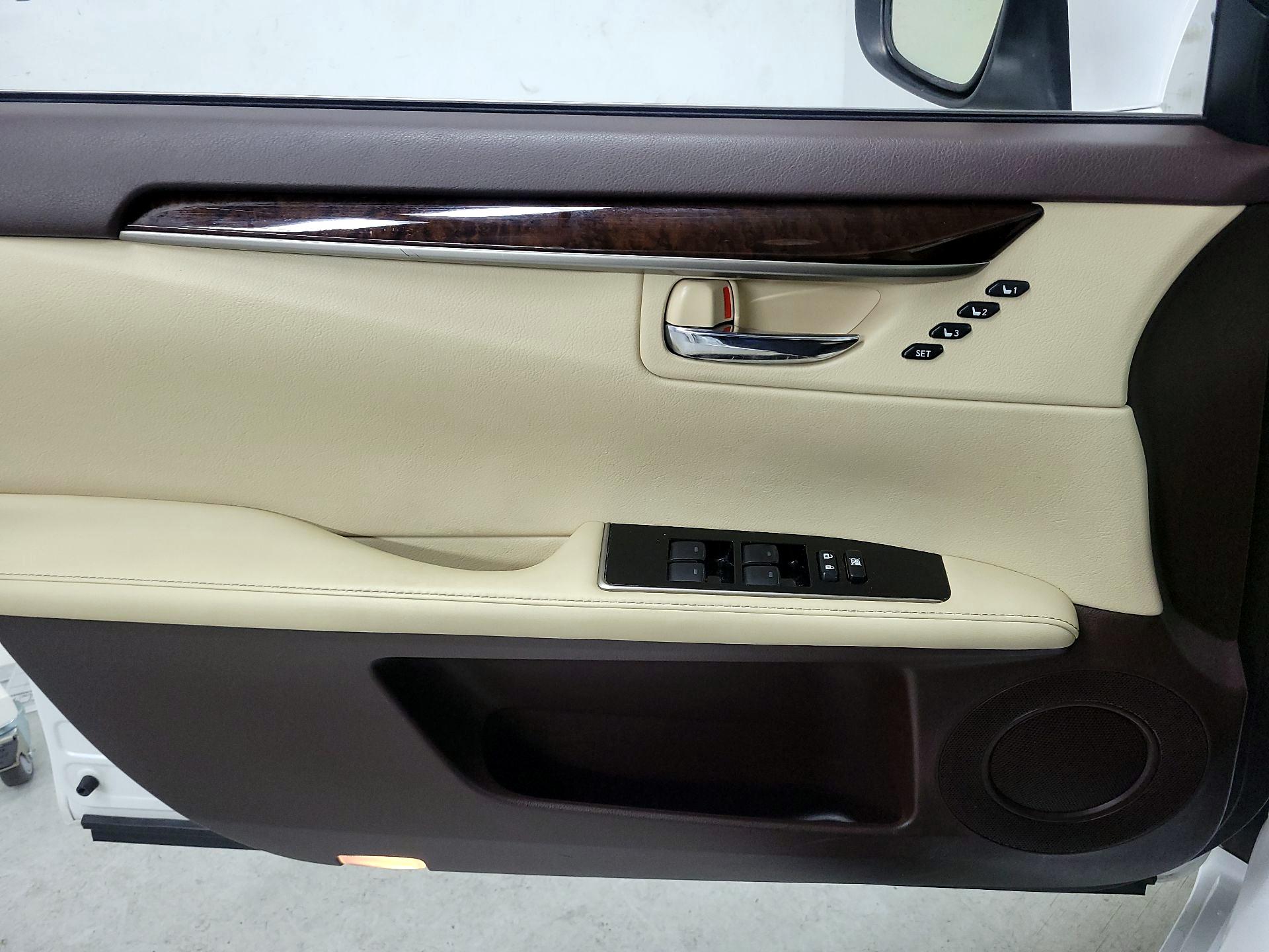 Thumbnail: 2016 Lexus ES - 12