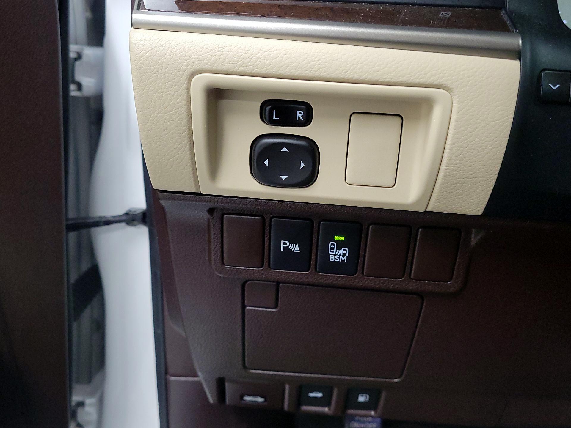 Thumbnail: 2016 Lexus ES - 13