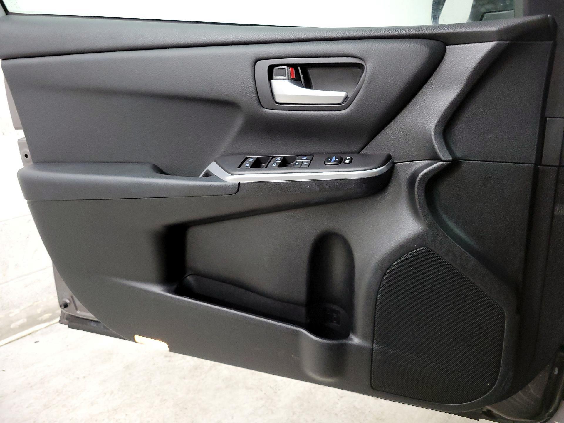 Thumbnail: 2015 Toyota Camry - 12