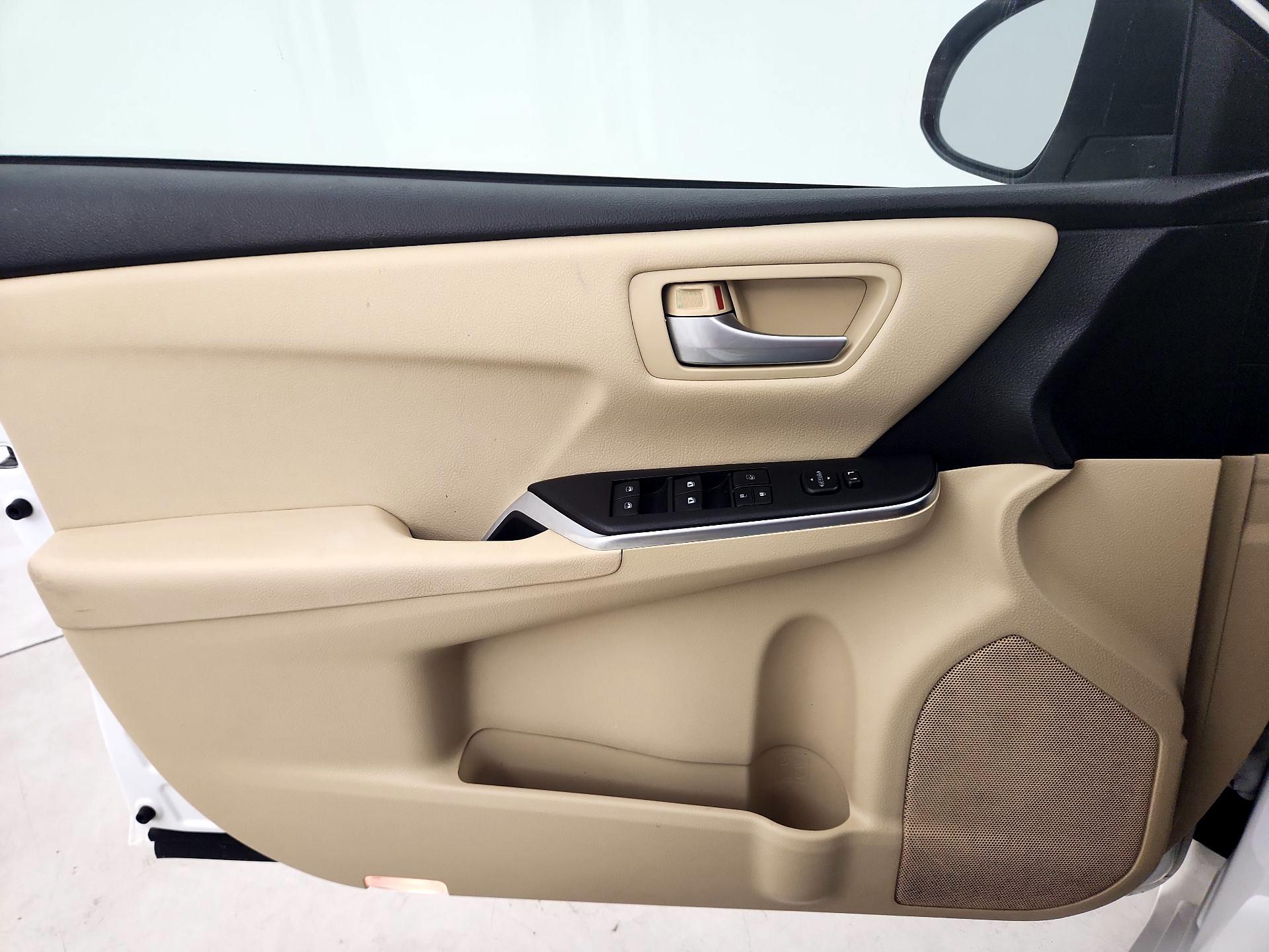 Thumbnail: 2015 Toyota Camry - 12