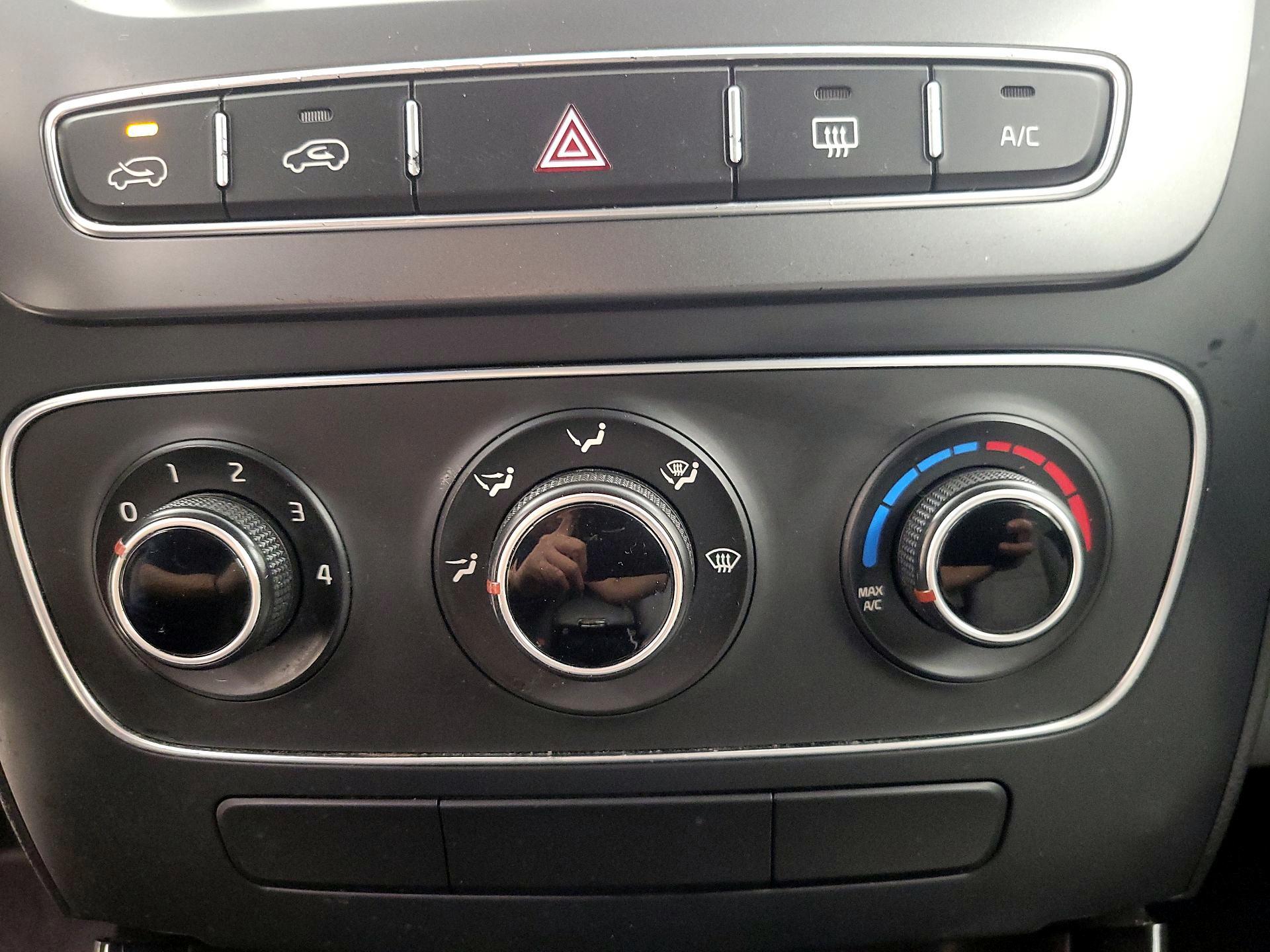 Thumbnail: 2014 Kia Sorento - 15