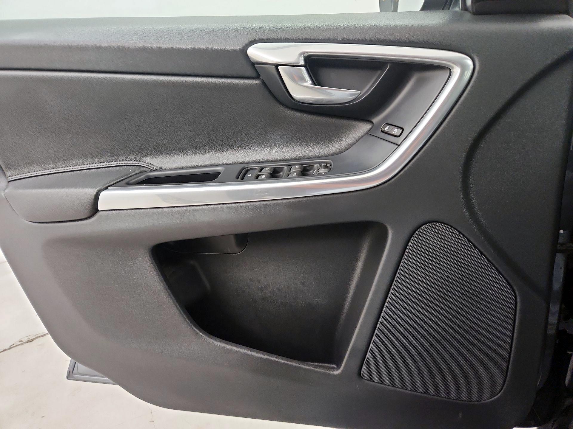 Thumbnail: 2016 Volvo XC60 - 12