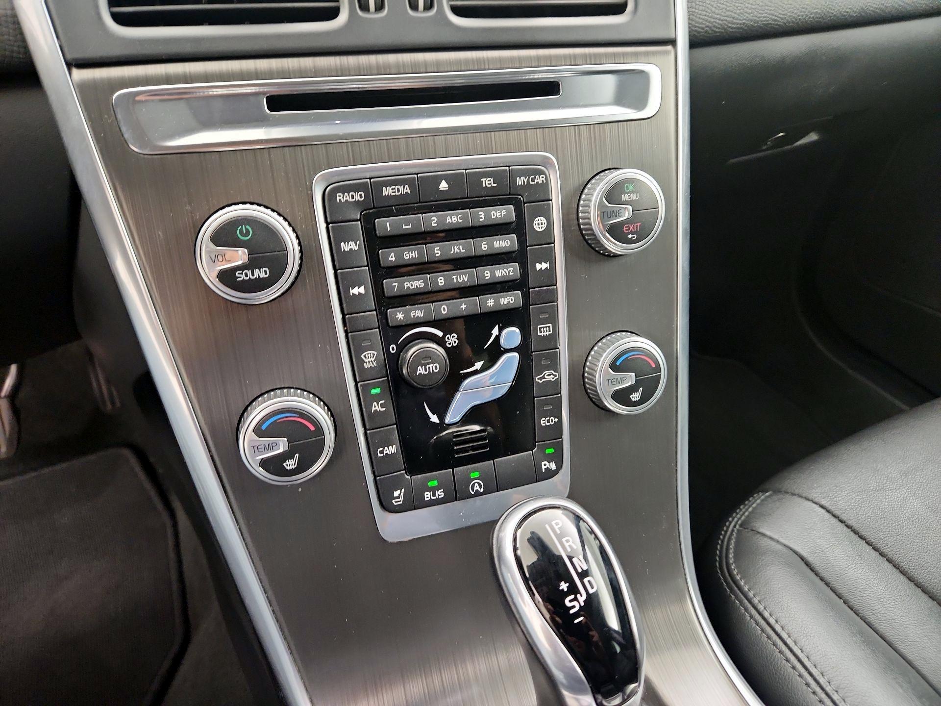 Thumbnail: 2016 Volvo XC60 - 16