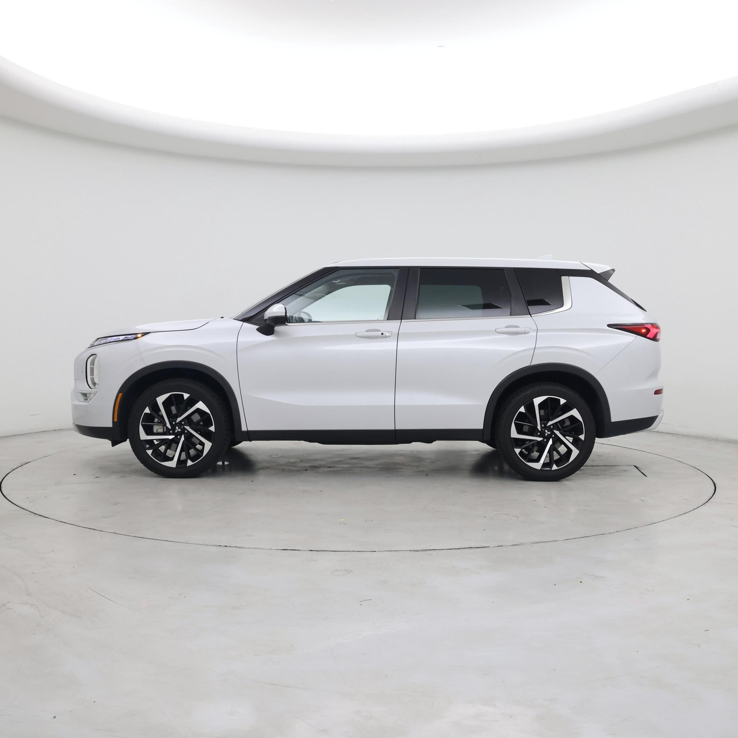 Thumbnail: 2022 Mitsubishi Outlander - 3