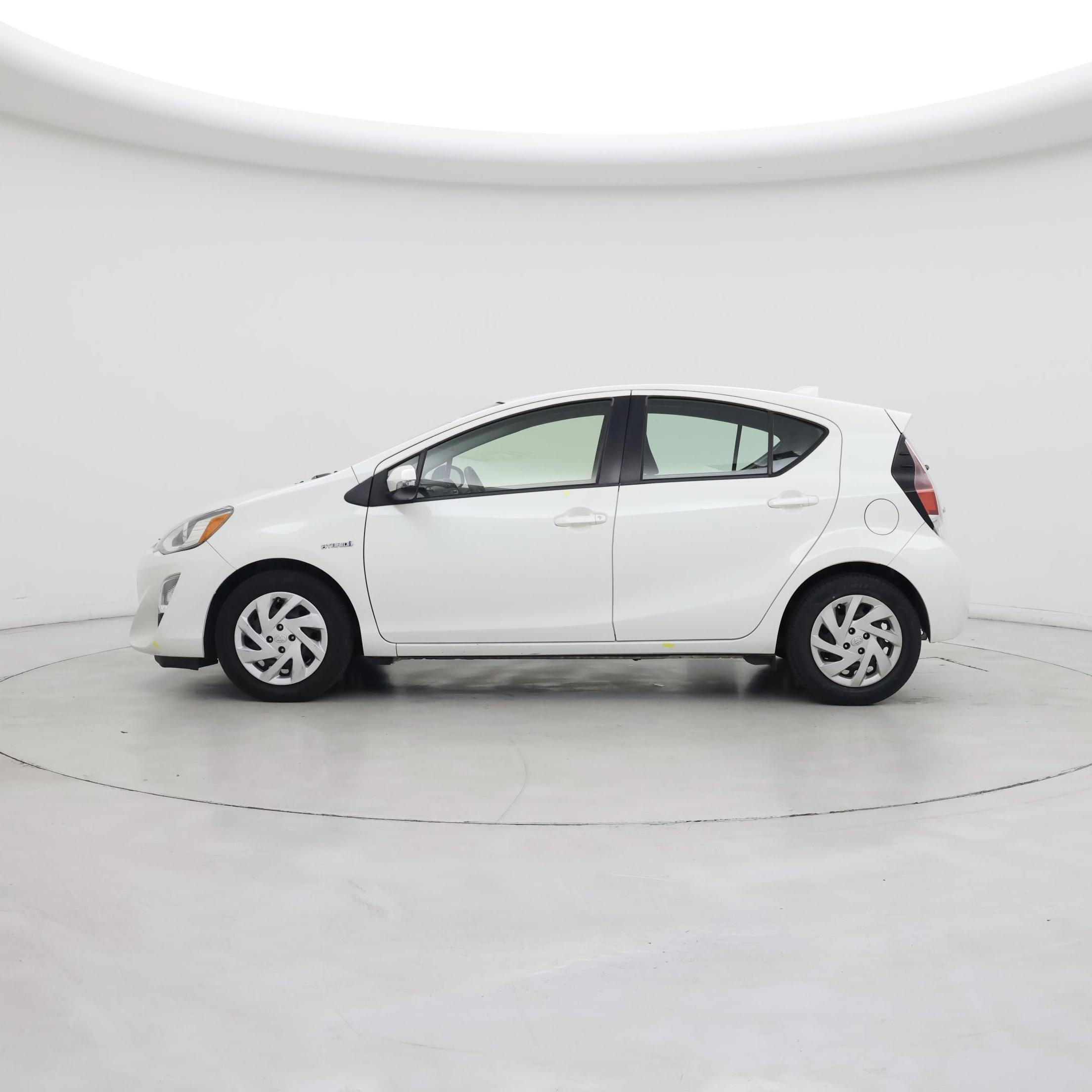 Thumbnail: 2015 Toyota Prius - 3