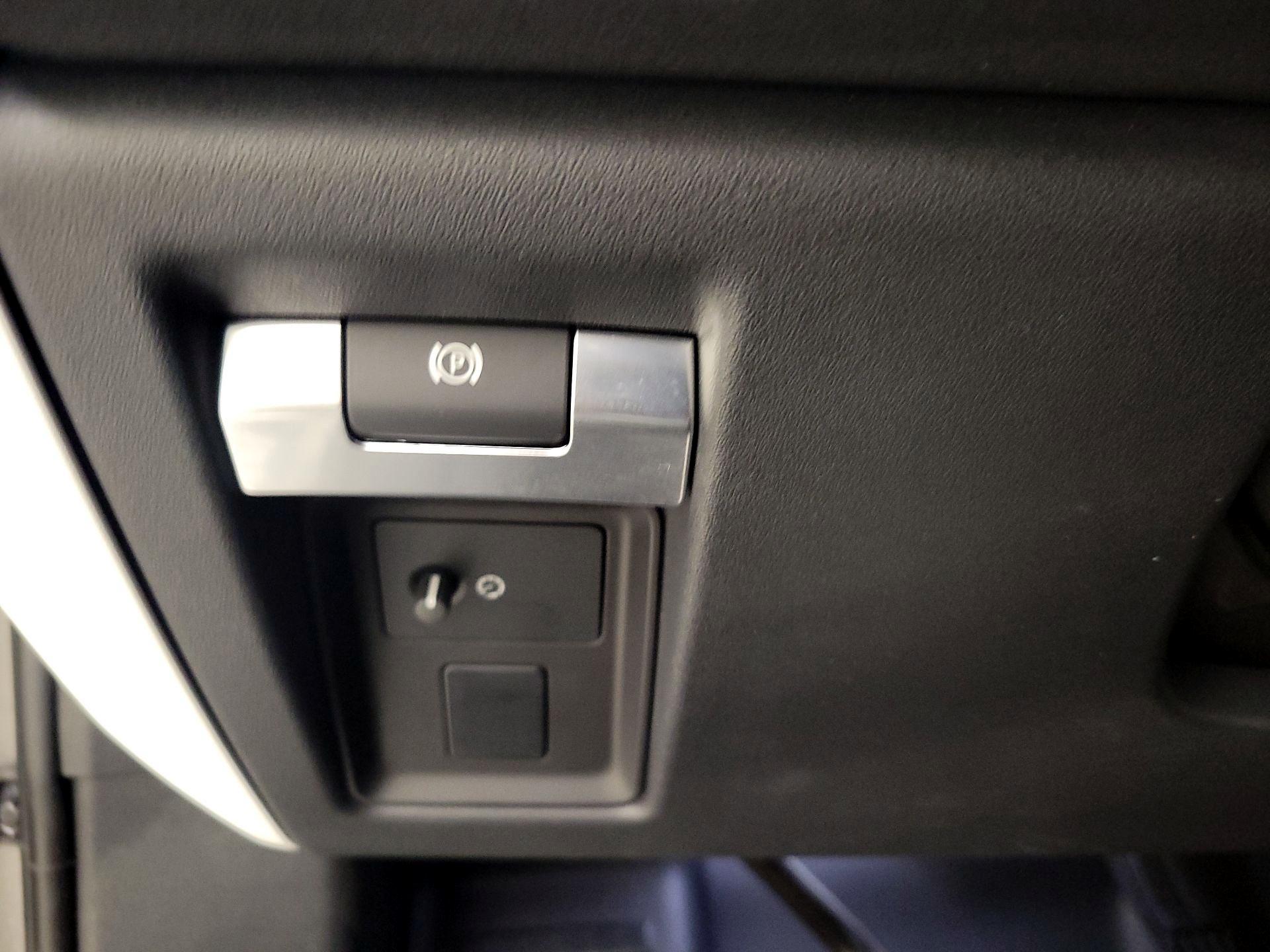 Thumbnail: 2023 Land Rover Defender - 13