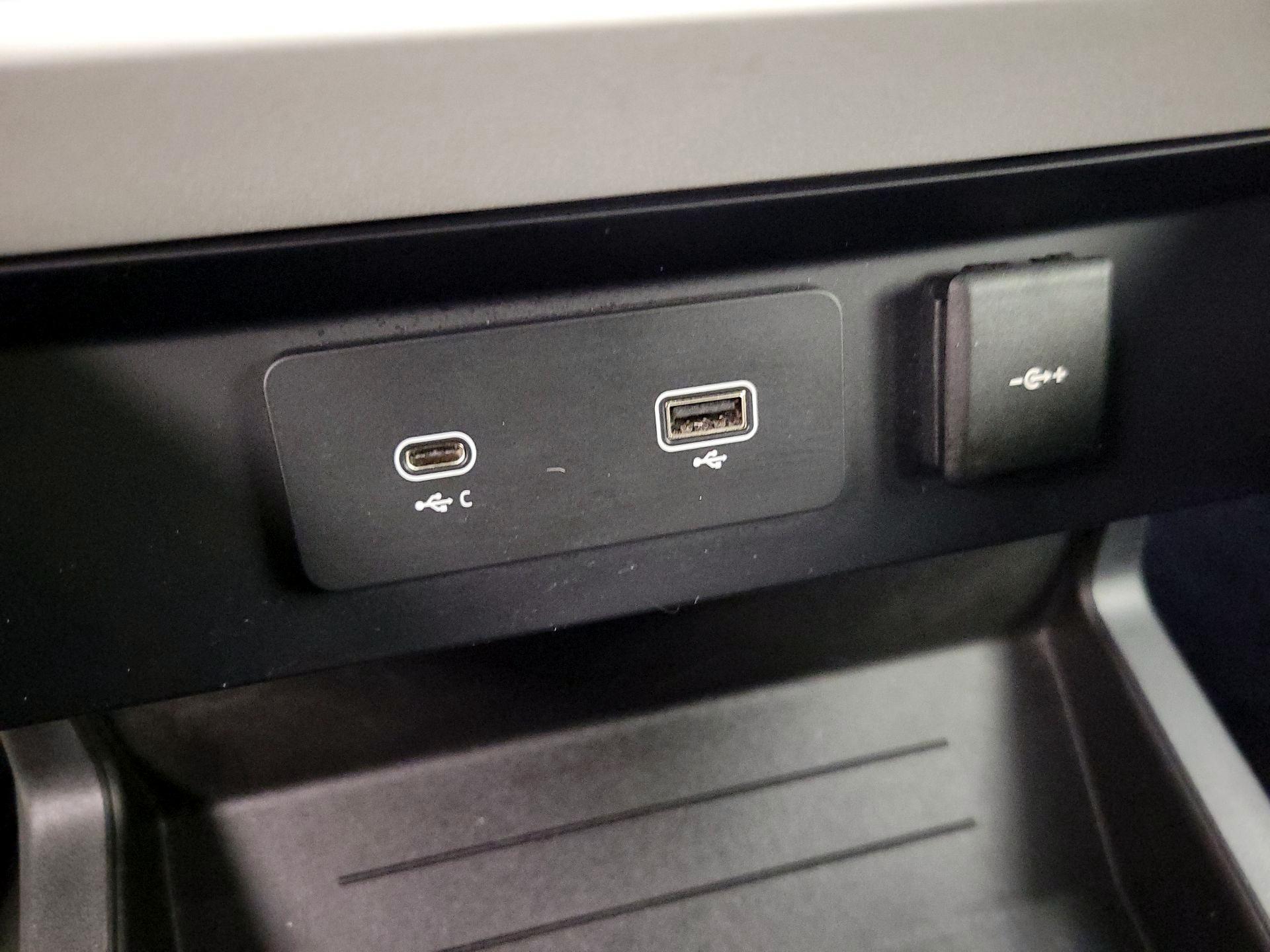 Thumbnail: 2023 Land Rover Defender - 19