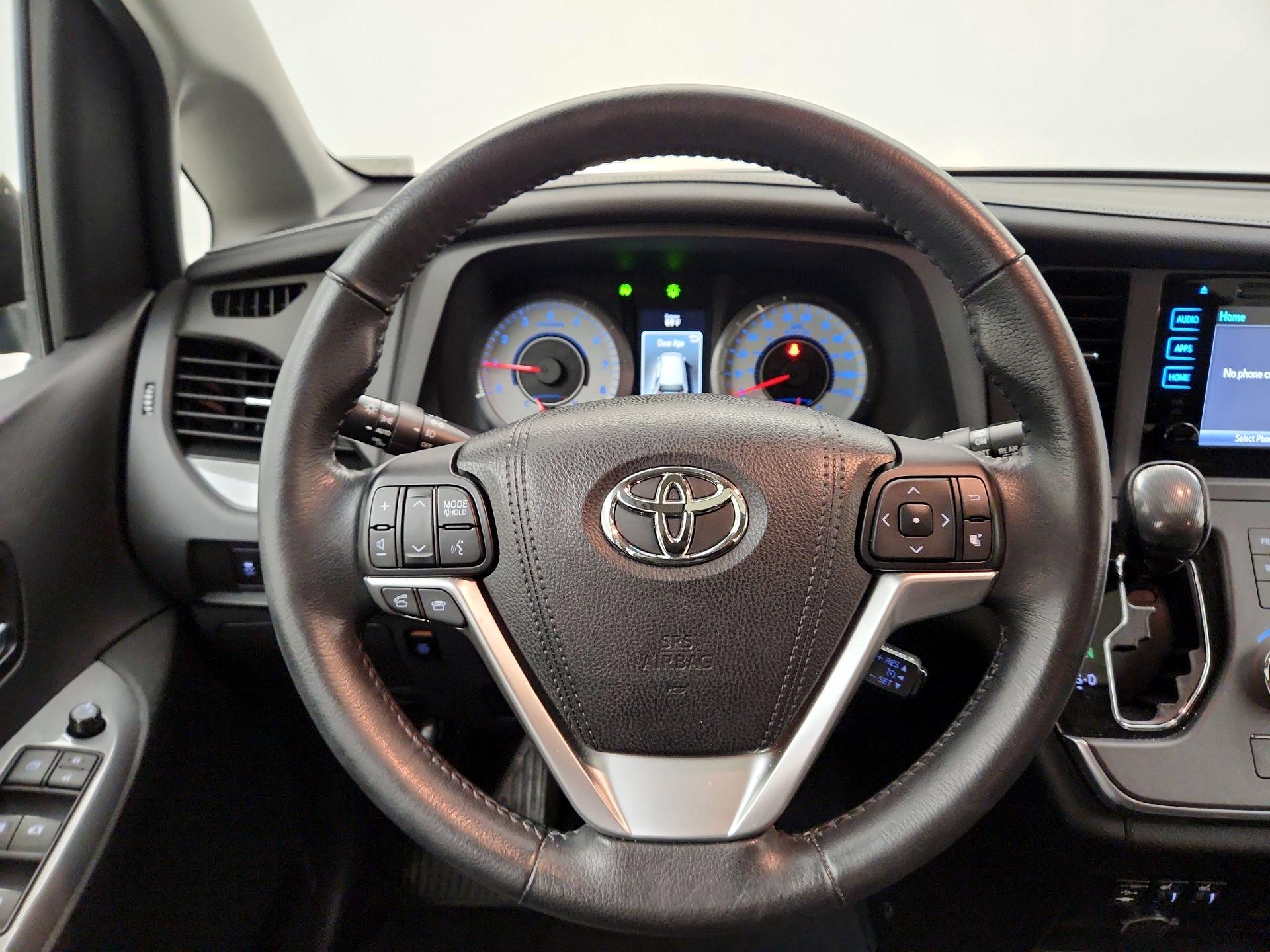 Thumbnail: 2015 Toyota Sienna - 10