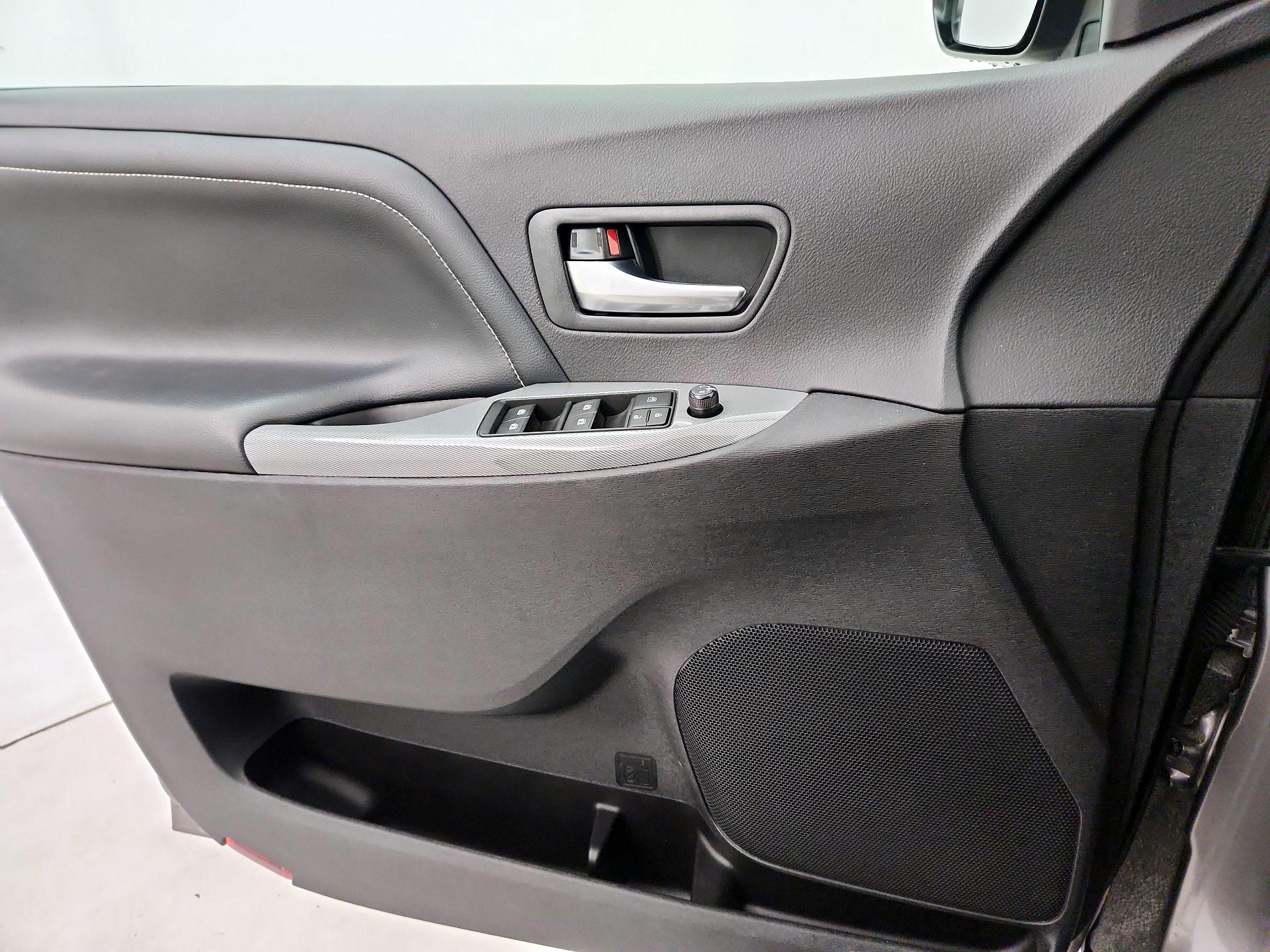 Thumbnail: 2015 Toyota Sienna - 12