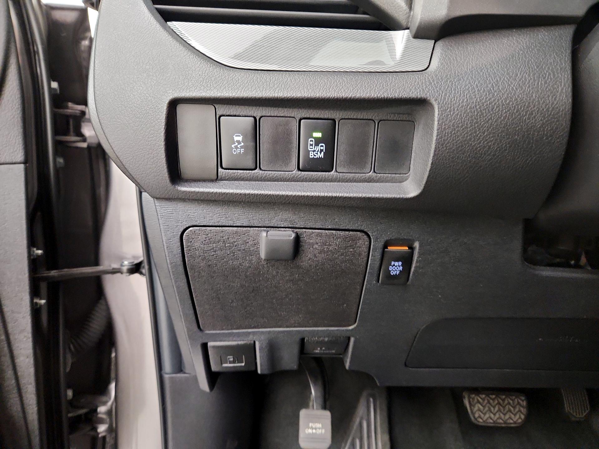 Thumbnail: 2015 Toyota Sienna - 13