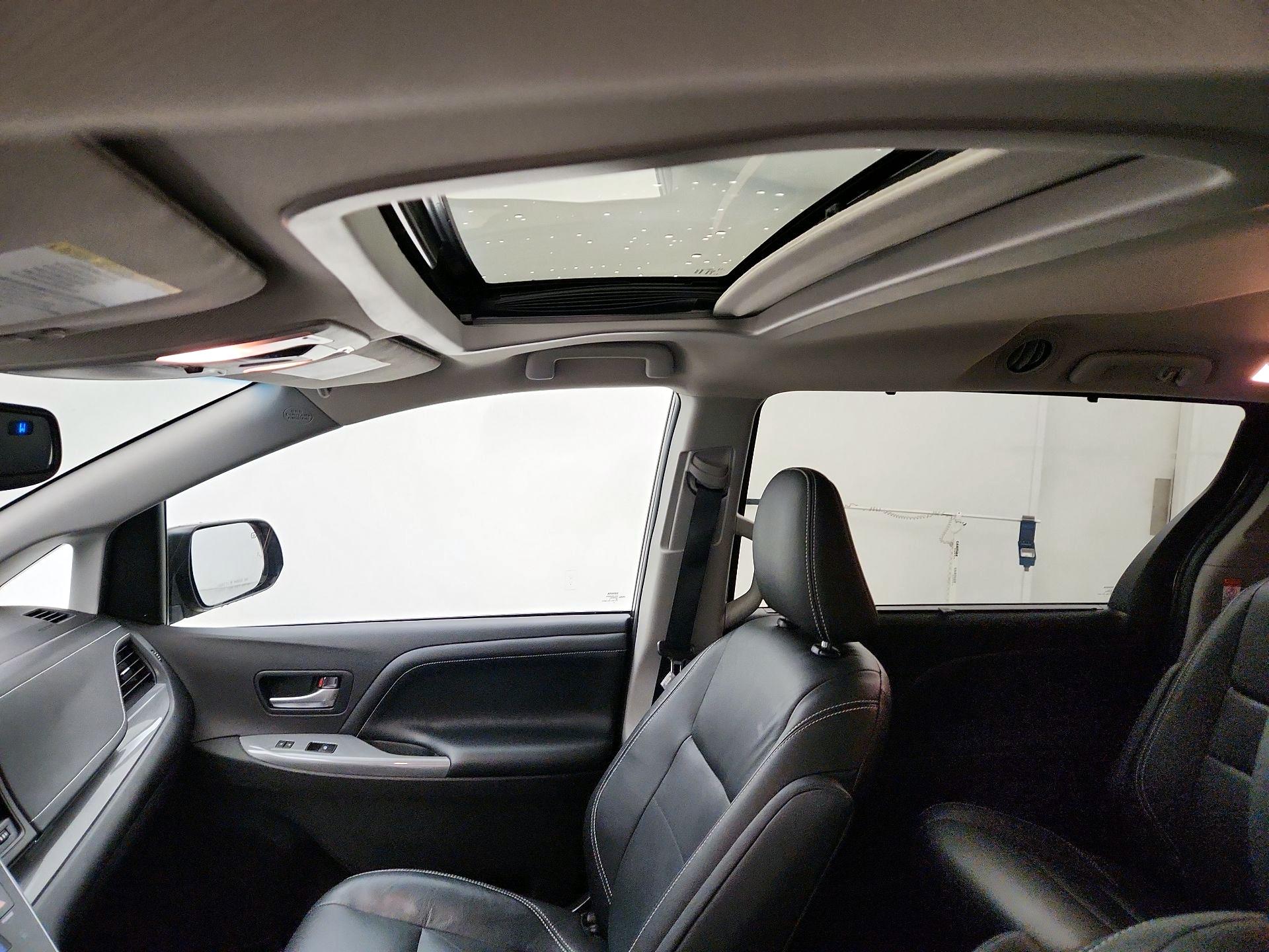 Thumbnail: 2015 Toyota Sienna - 18