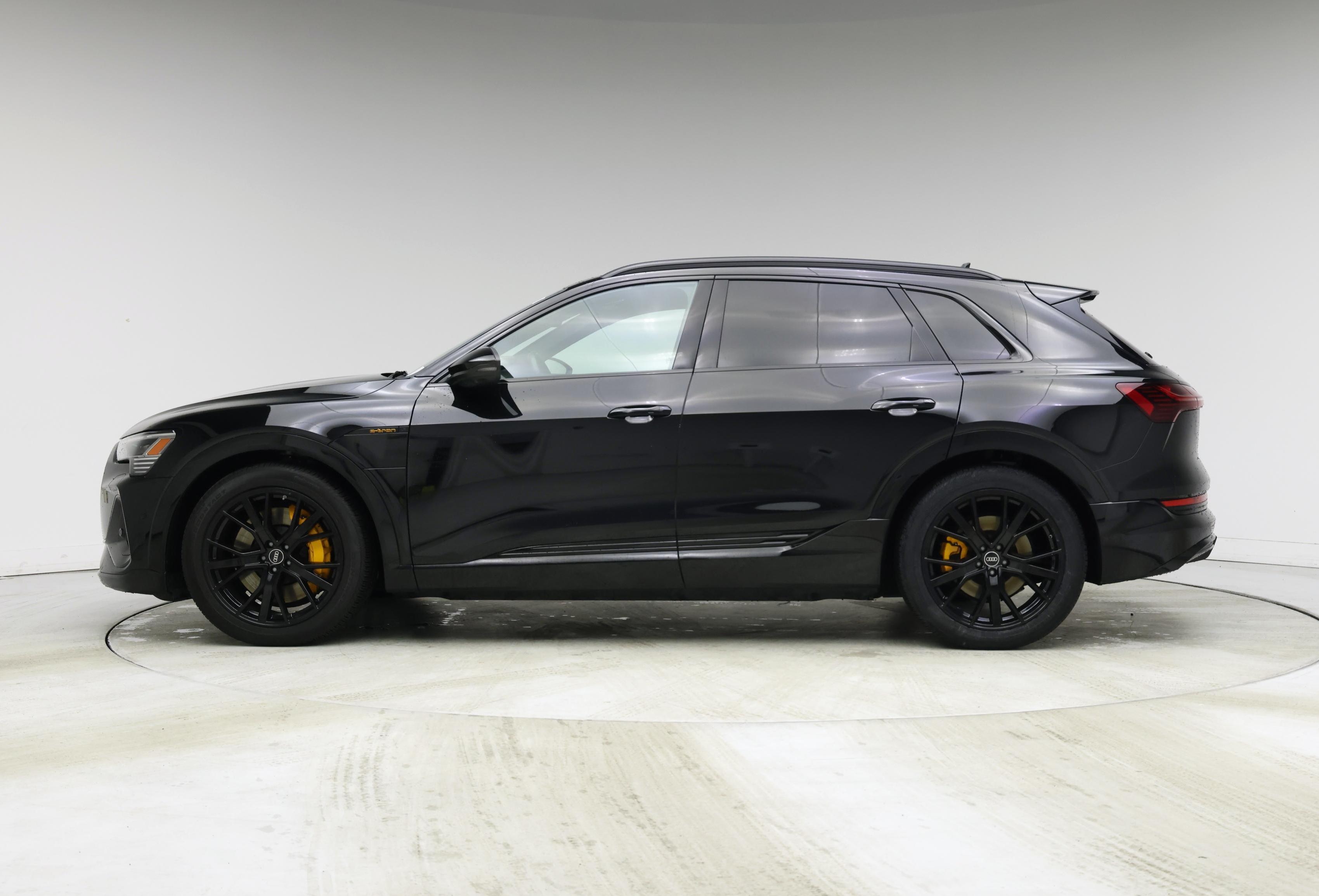 Thumbnail: 2023 Audi e-tron - 3