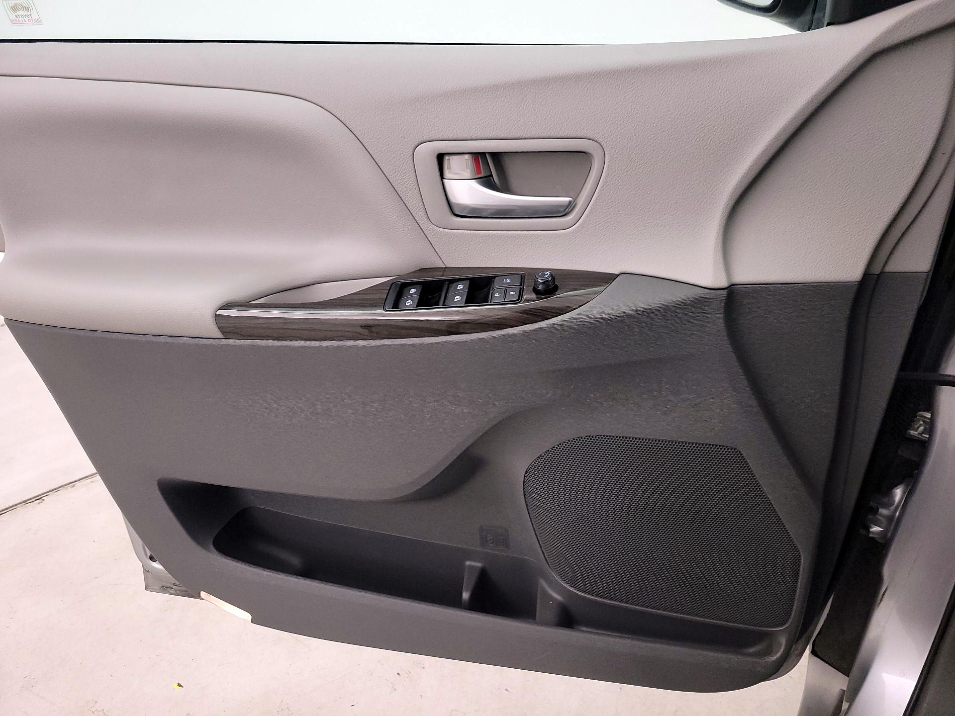 Thumbnail: 2015 Toyota Sienna - 12