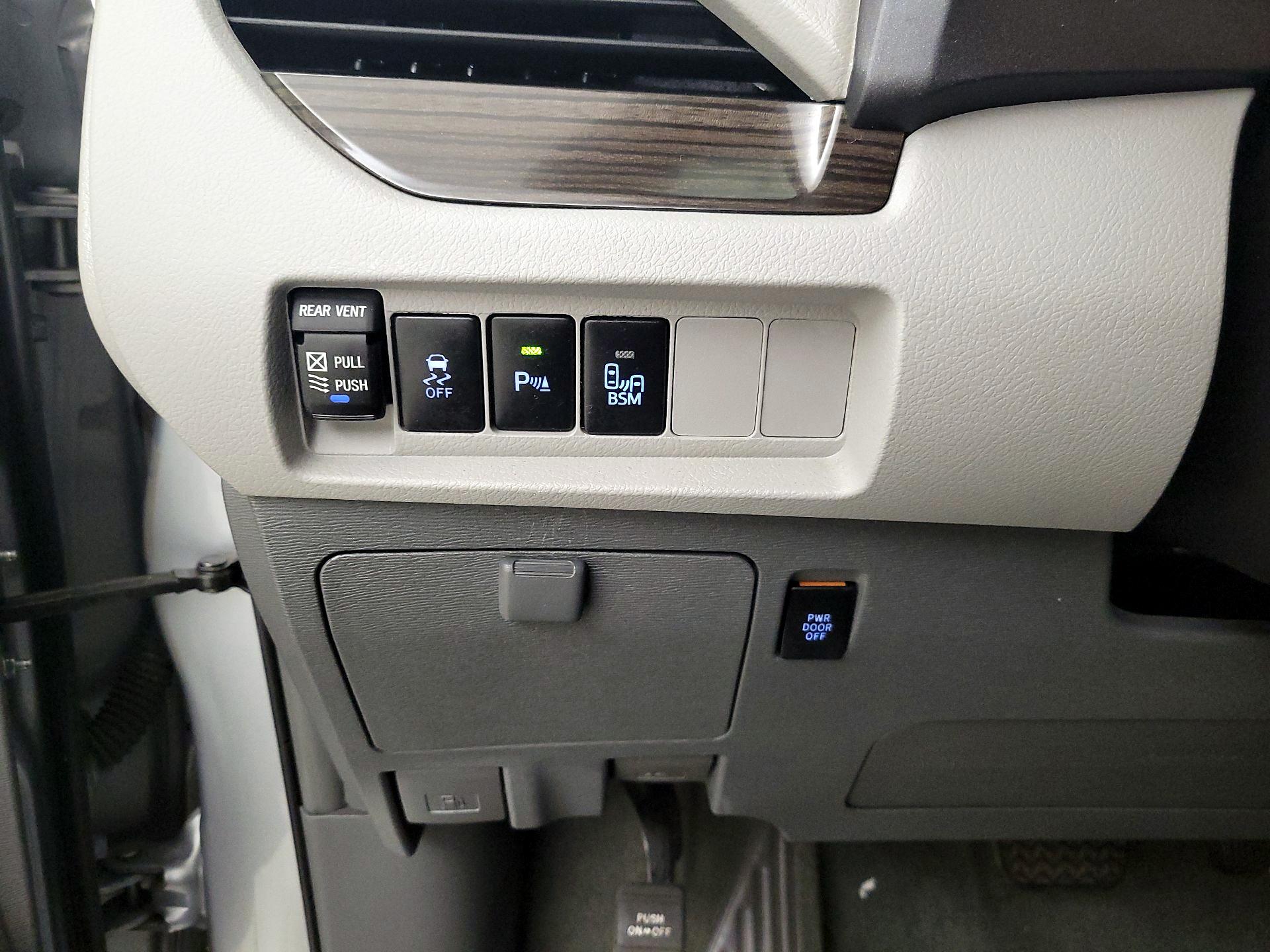 Thumbnail: 2015 Toyota Sienna - 13