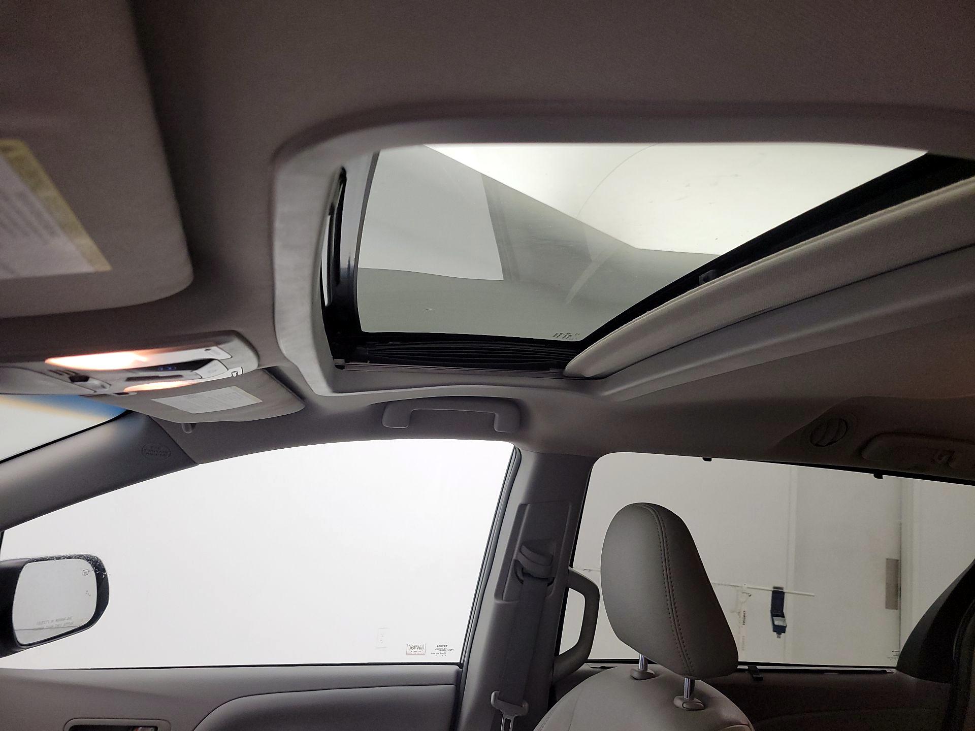 Thumbnail: 2015 Toyota Sienna - 18