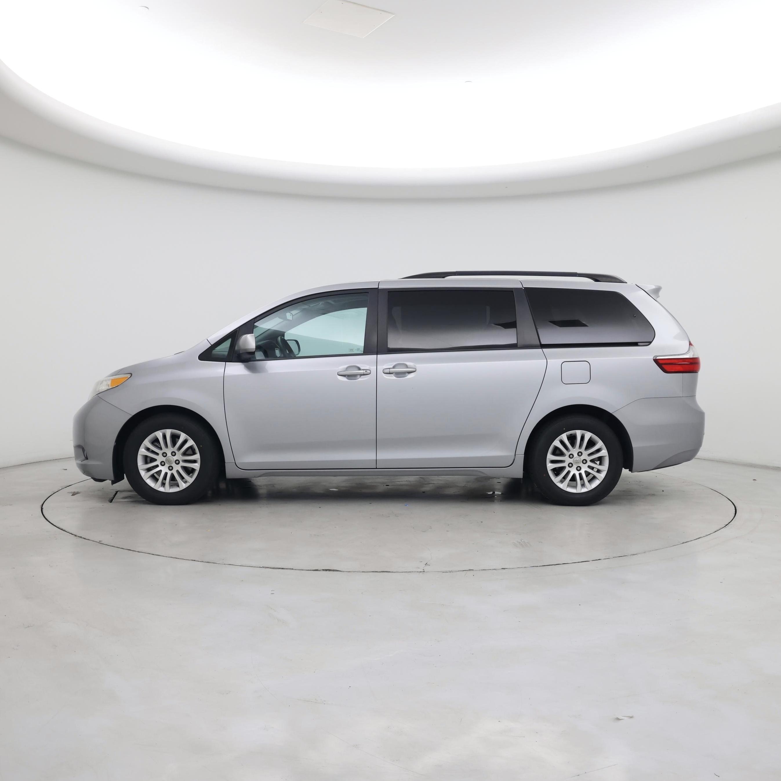 Thumbnail: 2015 Toyota Sienna - 3