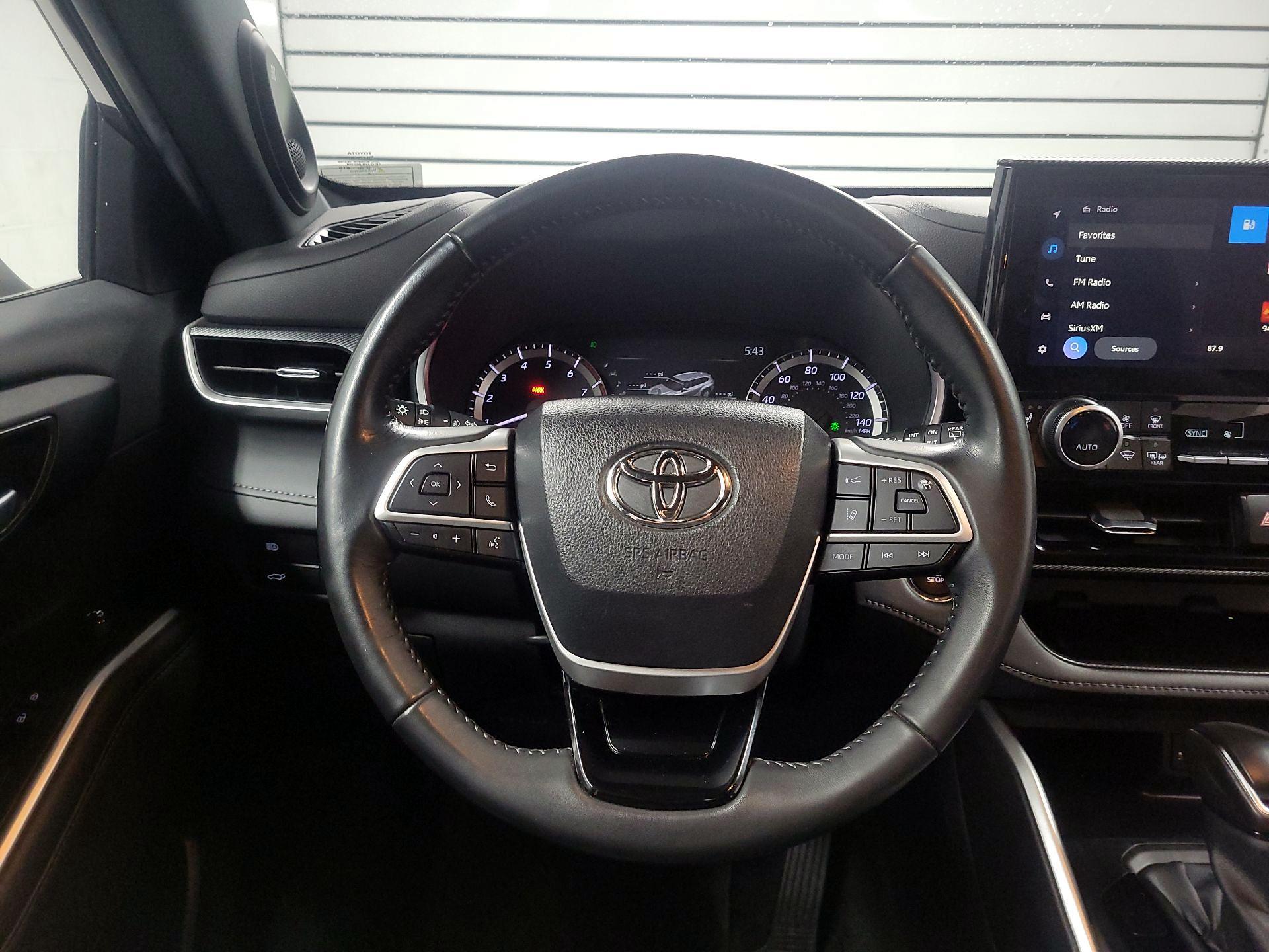 Thumbnail: 2023 Toyota Highlander - 10