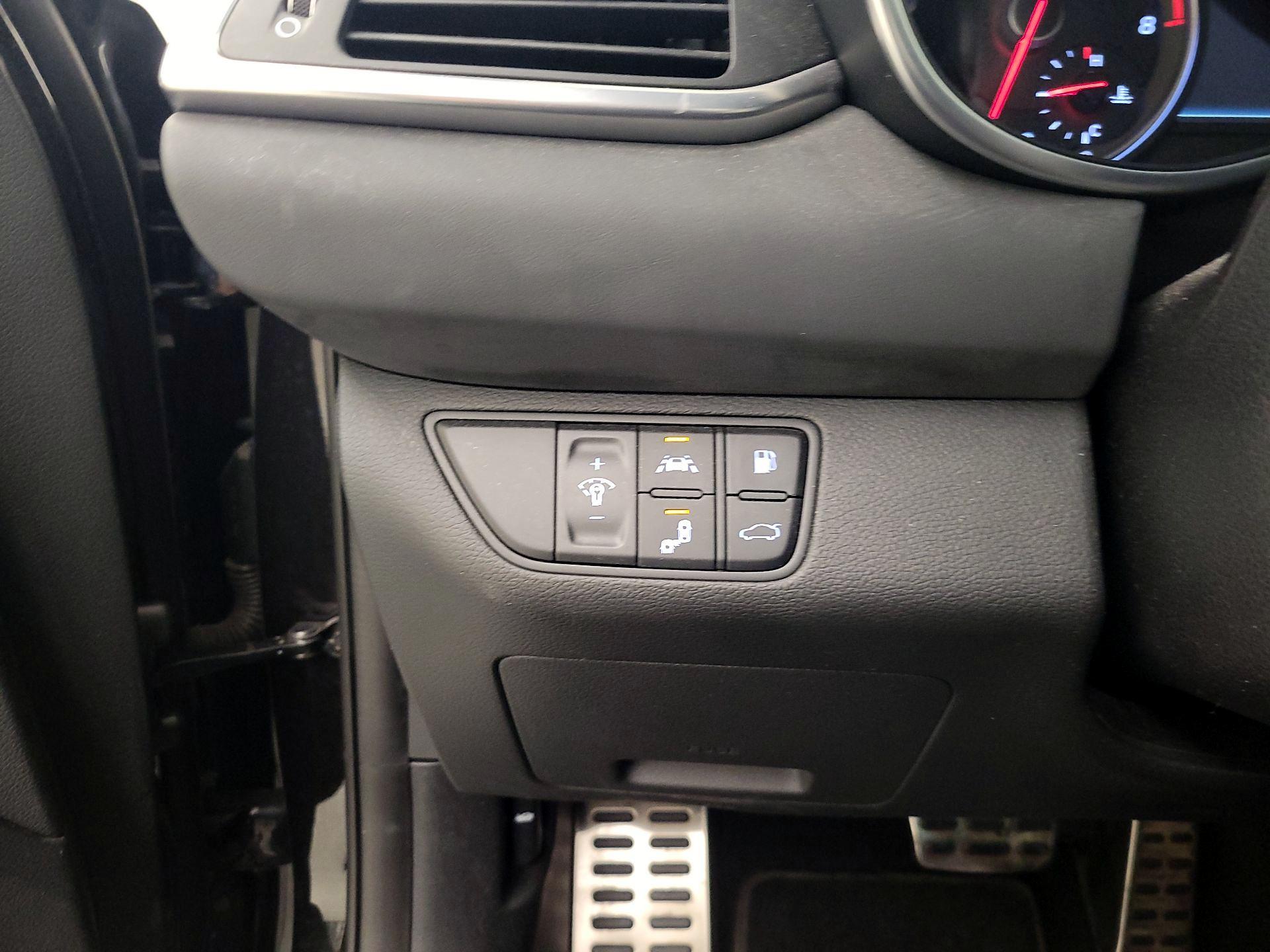 Thumbnail: 2019 Genesis G70 - 13