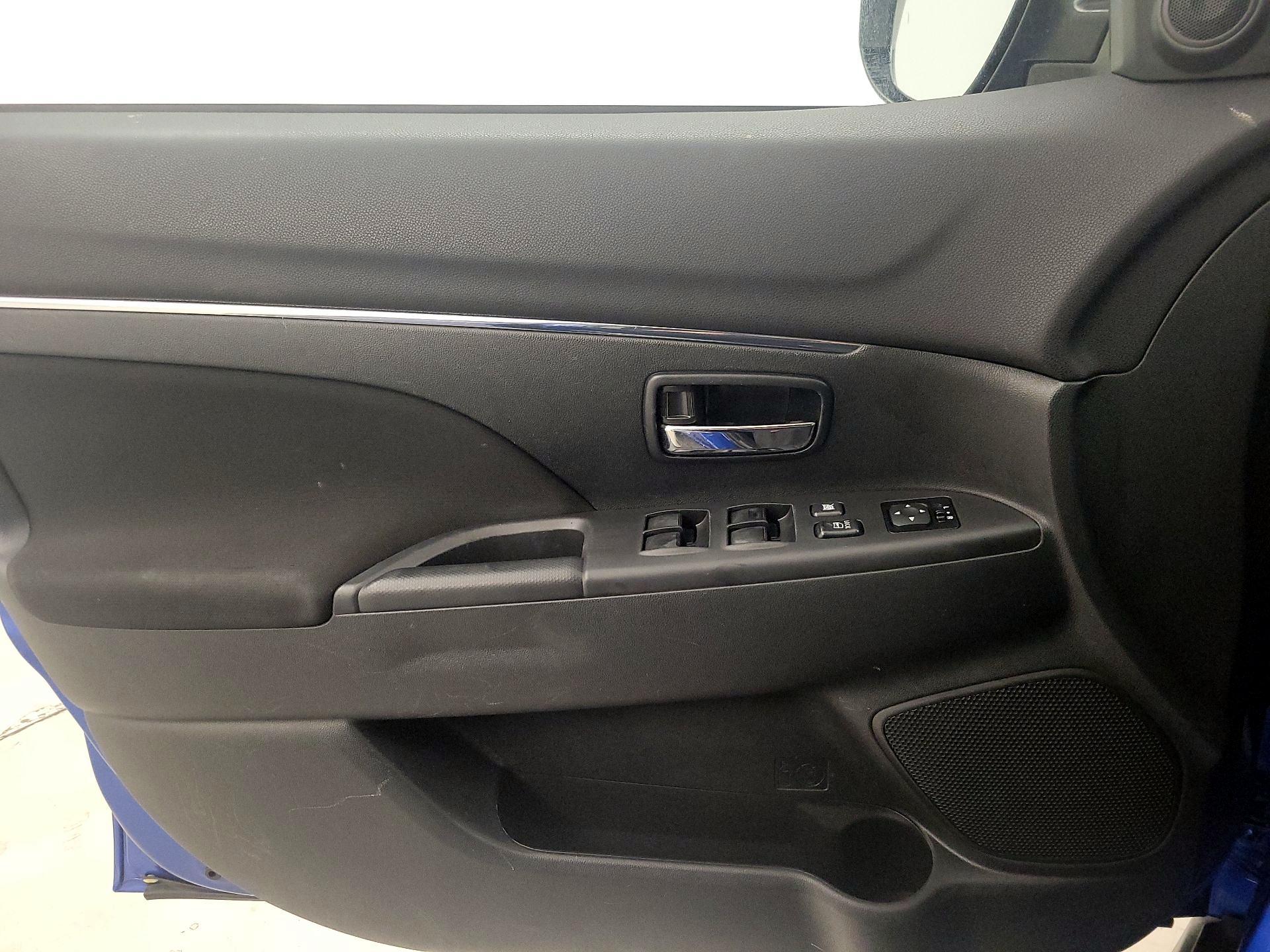 Thumbnail: 2016 Mitsubishi Outlander Sport - 12